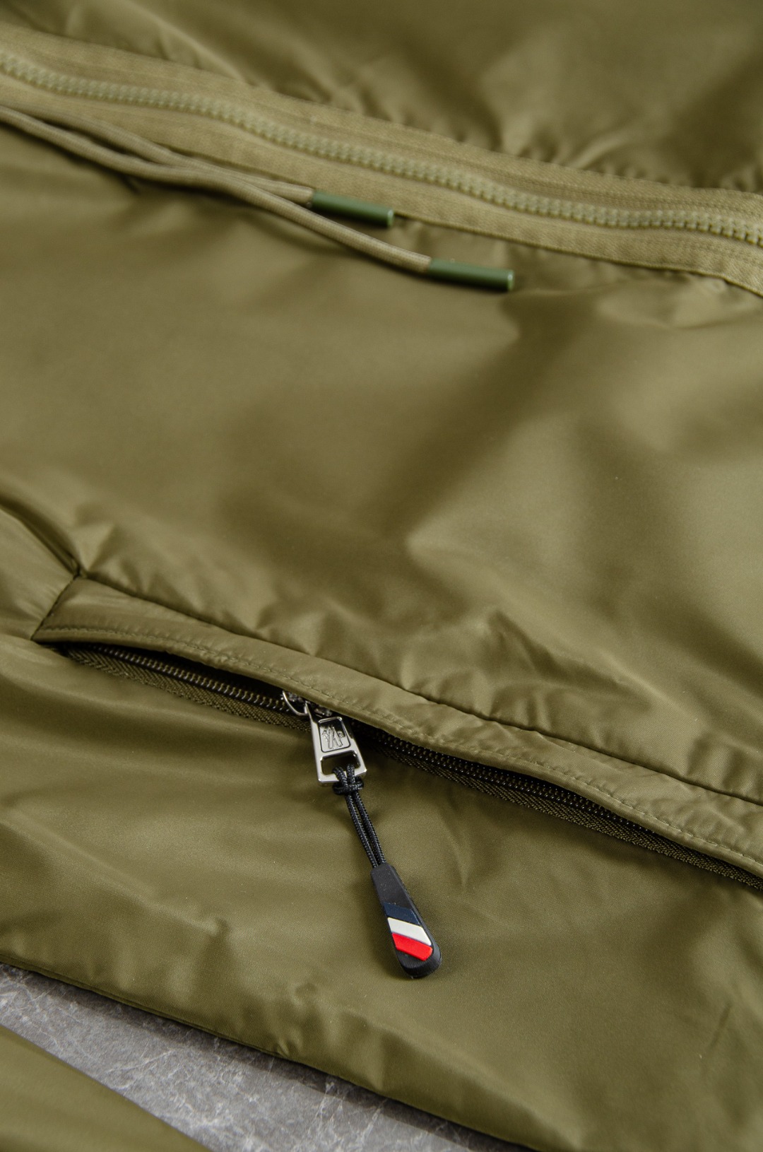 MONCLER蒙口2026新春最新出品，连帽防水夹克外套#同步官网发售！该款夹克外层超柔聚酯纤维防风防水