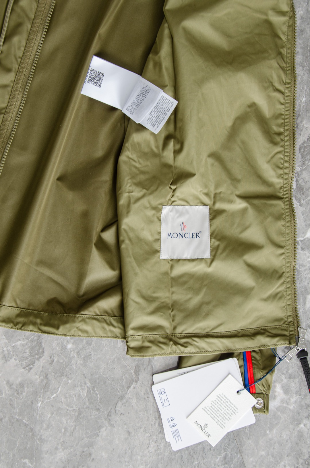 MONCLER蒙口2026新春最新出品，连帽防水夹克外套#同步官网发售！该款夹克外层超柔聚酯纤维防风防水