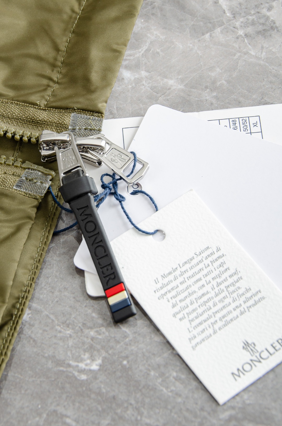 MONCLER蒙口2026新春最新出品，连帽防水夹克外套#同步官网发售！该款夹克外层超柔聚酯纤维防风防水