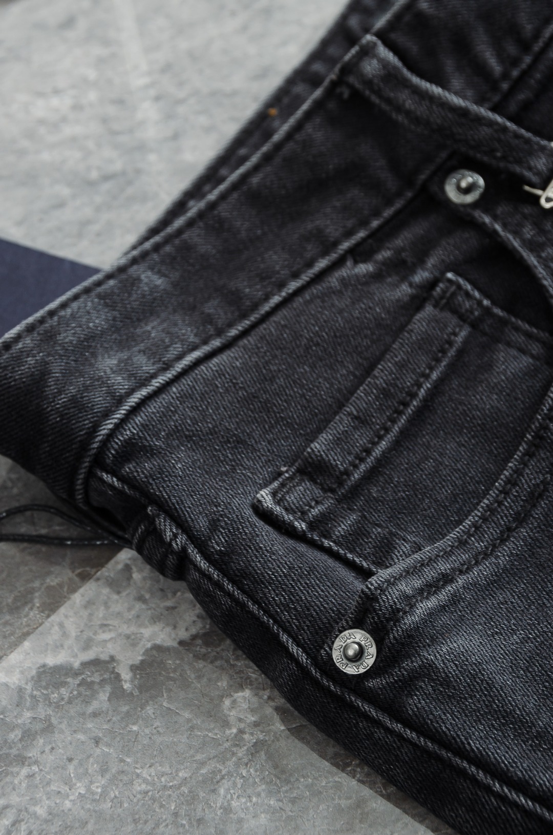 Pra*da普/拉达男士时装款商务休闲丹宁牛仔裤最新出品，巴黎秀场演绎款！！高端奢华且非常牛掰的一款丹宁