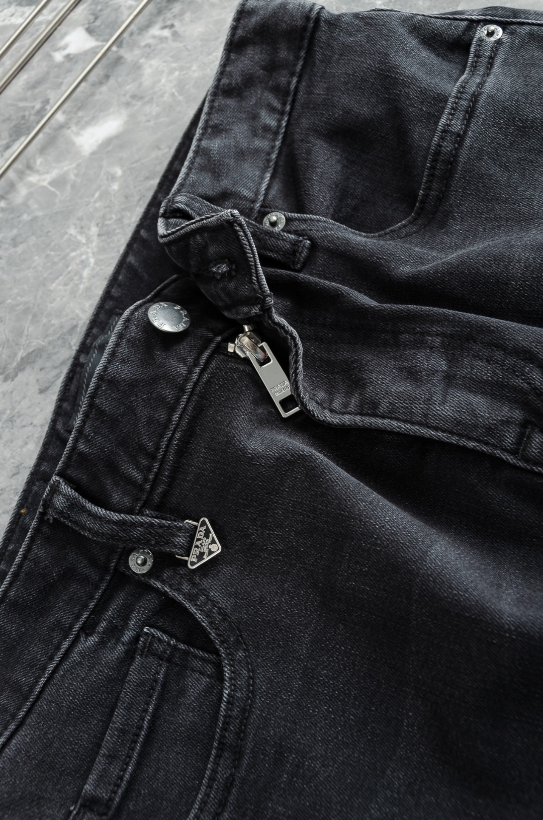 Pra*da普/拉达男士时装款商务休闲丹宁牛仔裤最新出品，巴黎秀场演绎款！！高端奢华且非常牛掰的一款丹宁