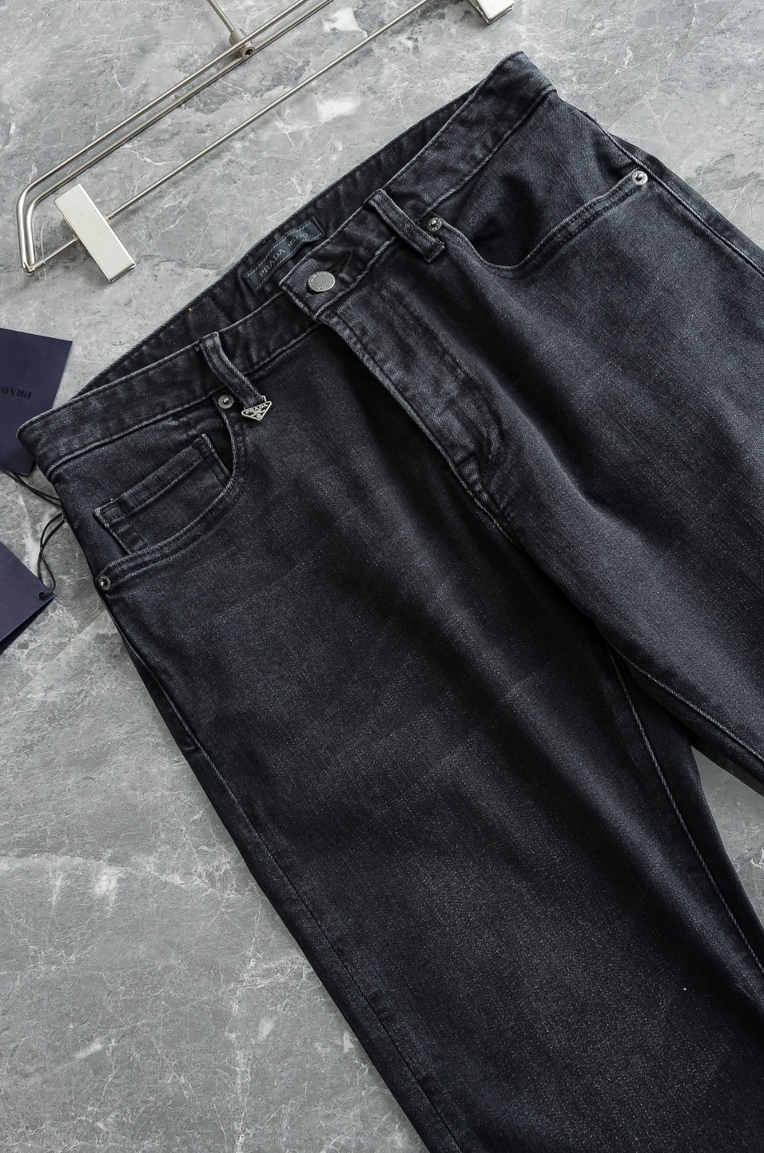 Pra*da普/拉达男士时装款商务休闲丹宁牛仔裤最新出品，巴黎秀场演绎款！！高端奢华且非常牛掰的一款丹宁