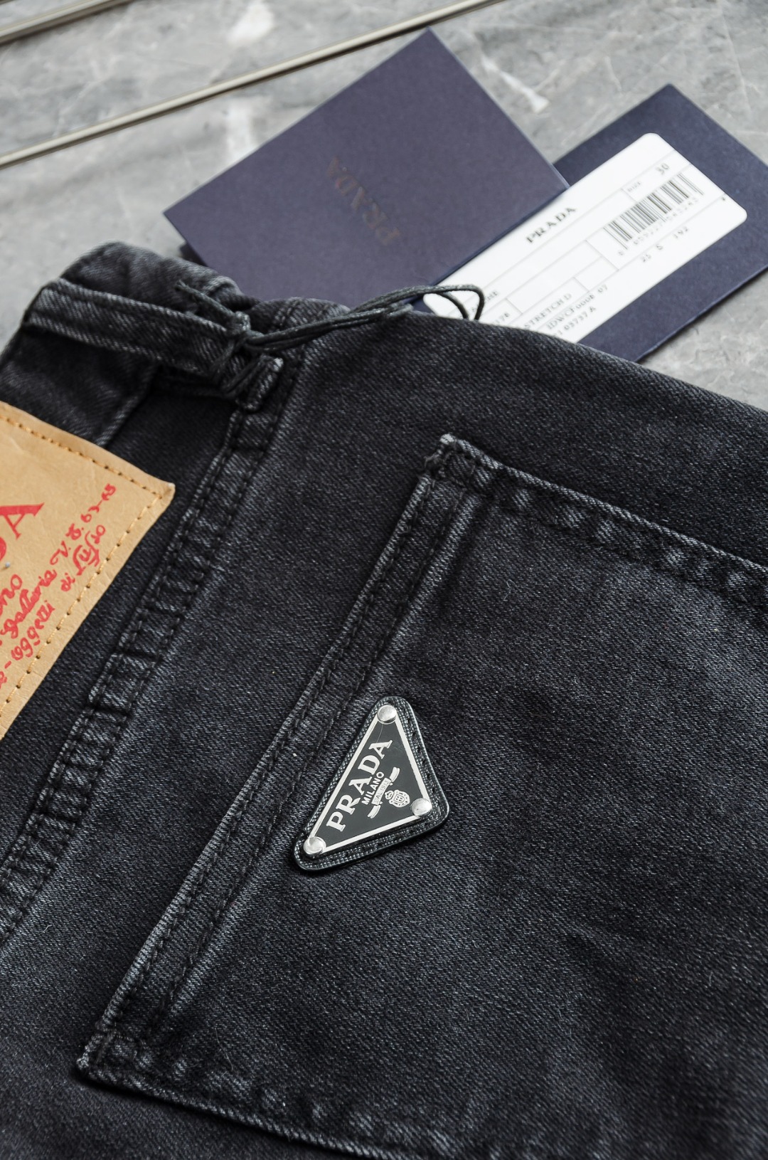 Pra*da普/拉达男士时装款商务休闲丹宁牛仔裤最新出品，巴黎秀场演绎款！！高端奢华且非常牛掰的一款丹宁