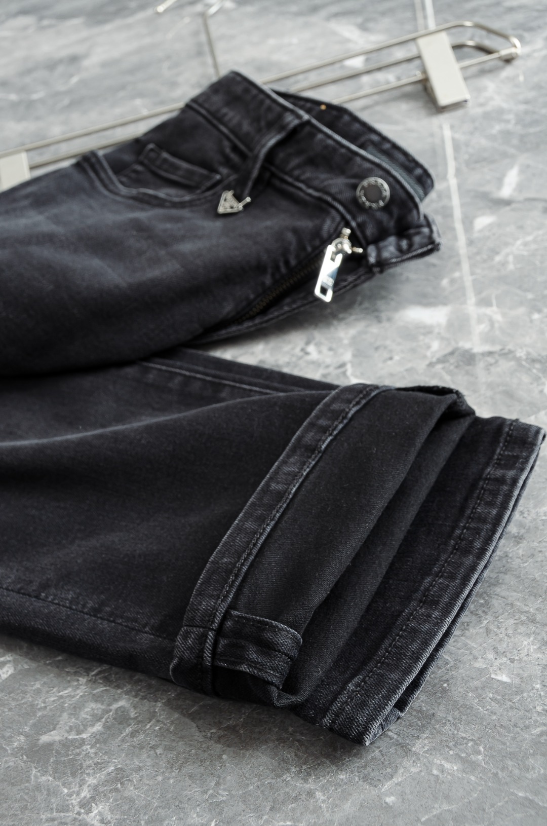 Pra*da普/拉达男士时装款商务休闲丹宁牛仔裤最新出品，巴黎秀场演绎款！！高端奢华且非常牛掰的一款丹宁