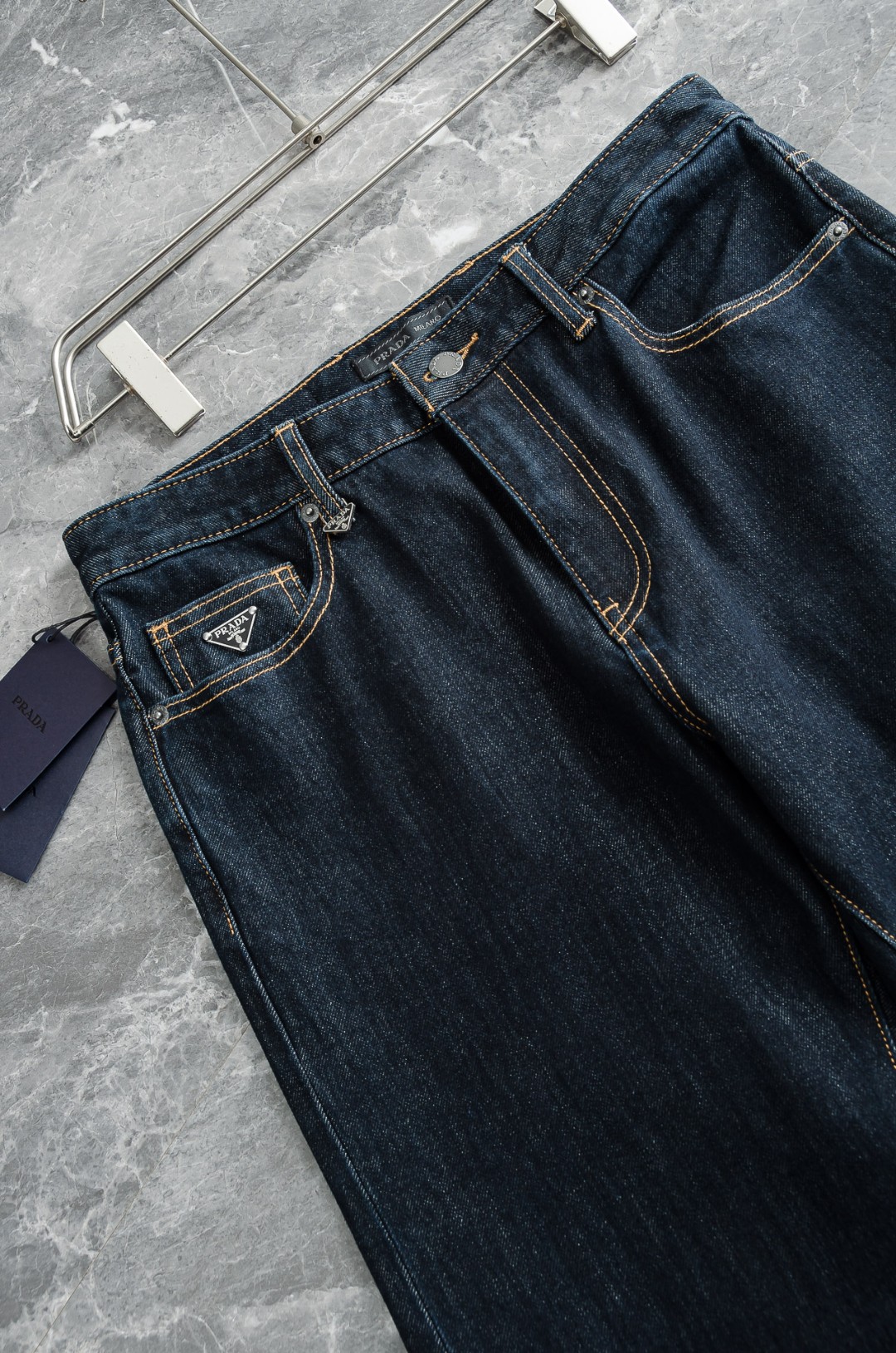 Pra*da普/拉达男士时装款商务休闲丹宁牛仔裤最新出品，巴黎秀场演绎款！！高端奢华且非常牛掰的一款丹宁