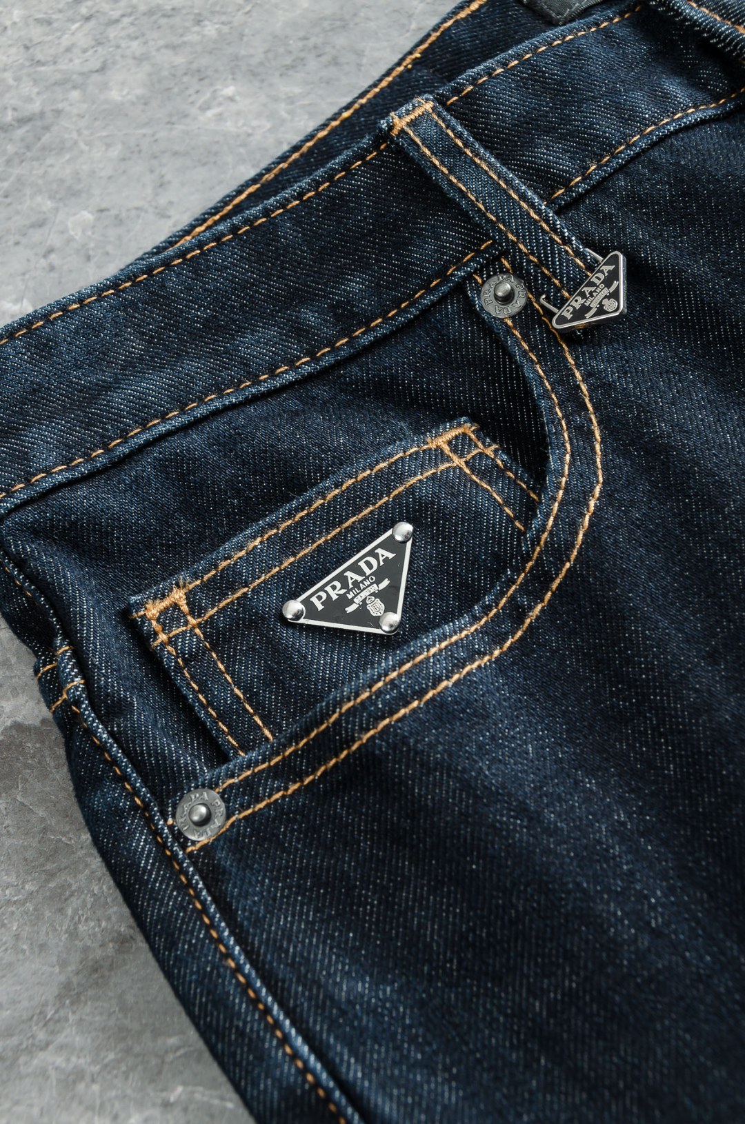 Pra*da普/拉达男士时装款商务休闲丹宁牛仔裤最新出品，巴黎秀场演绎款！！高端奢华且非常牛掰的一款丹宁