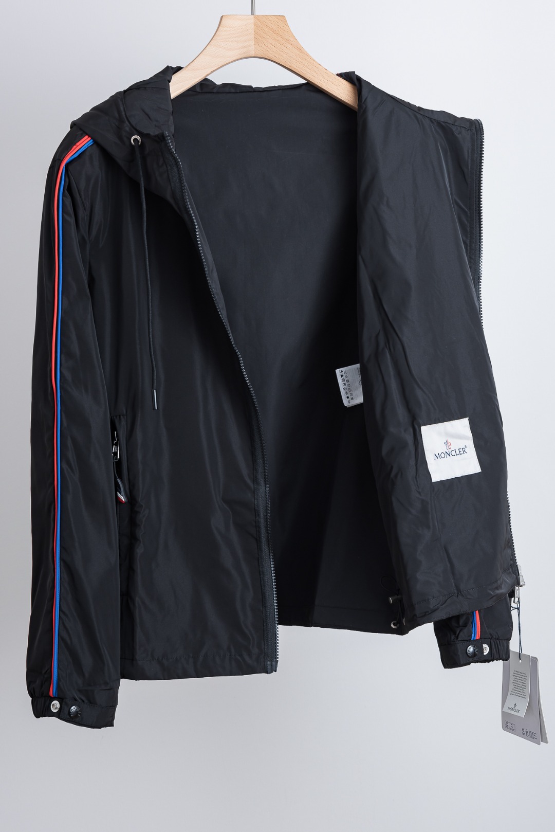 ☀️☀️MONCLER蒙口2026新春最新出品，连帽防水夹克外套#同步官网发售！该款夹克外层超柔聚酯纤维