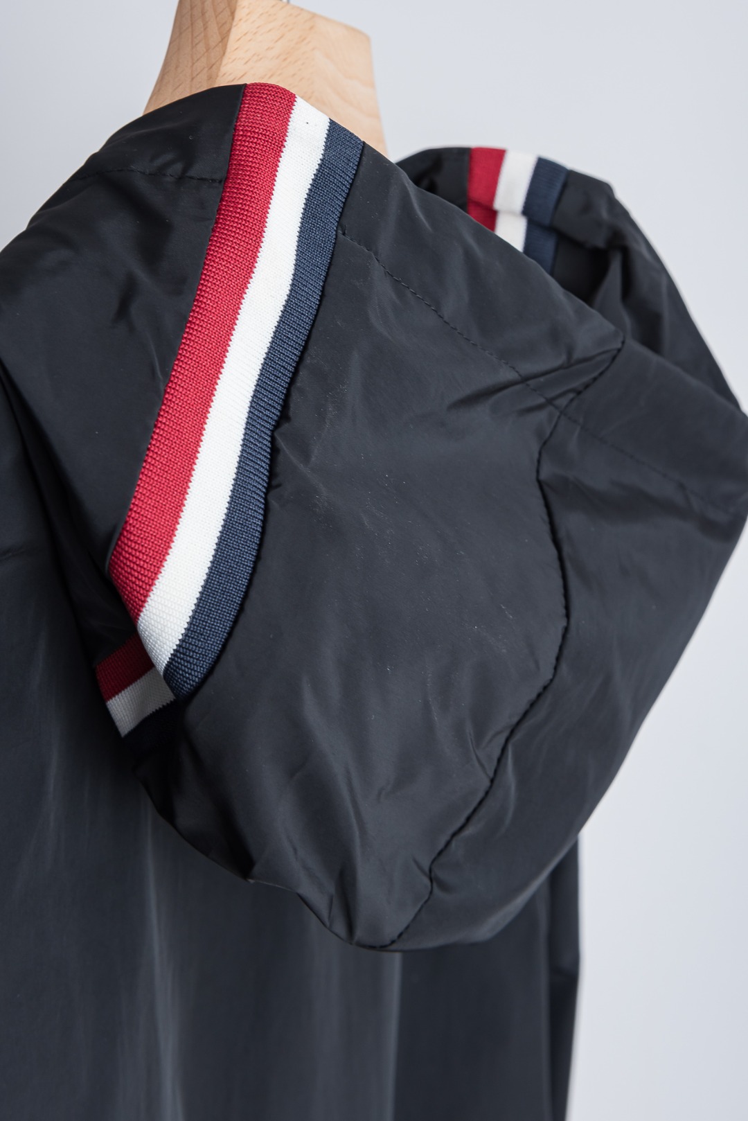 ☀️☀️MONCLER蒙口2026新春最新出品，连帽防水夹克外套#同步官网发售！该款夹克外层超柔聚酯纤维