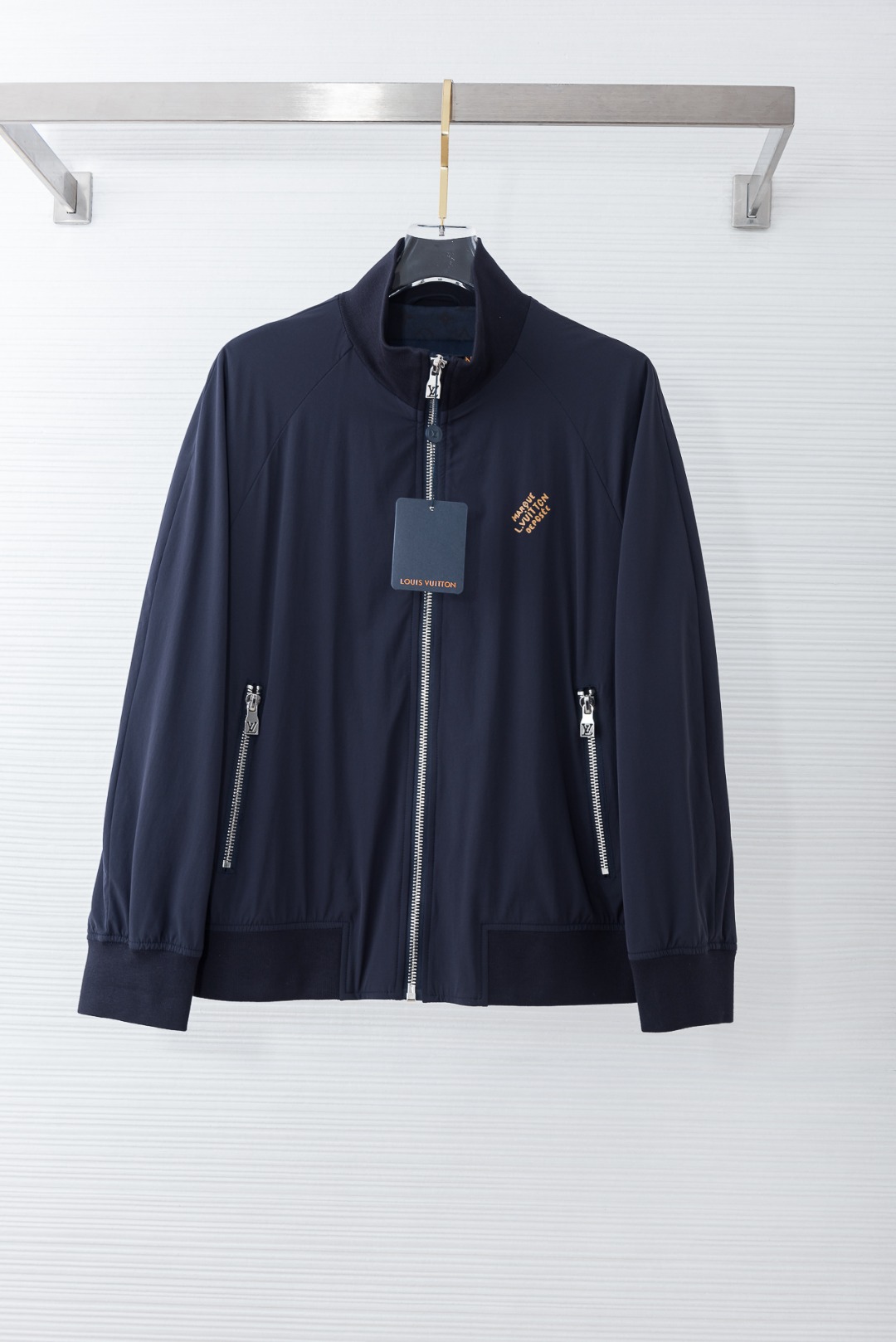 LV 2026新春最新出品，功能与时尚型兼具。时尚美观，防风效果更好，活动更加舒适自如。面料呈现出细密的