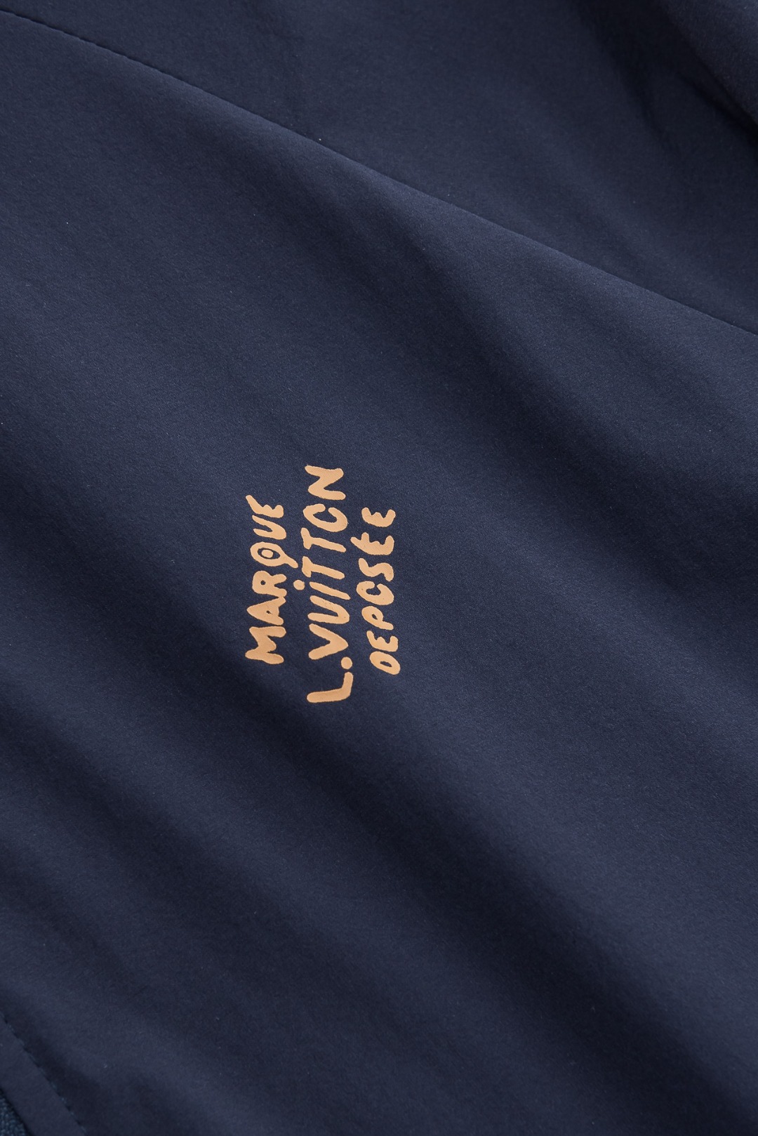 LV 2026新春最新出品，功能与时尚型兼具。时尚美观，防风效果更好，活动更加舒适自如。面料呈现出细密的