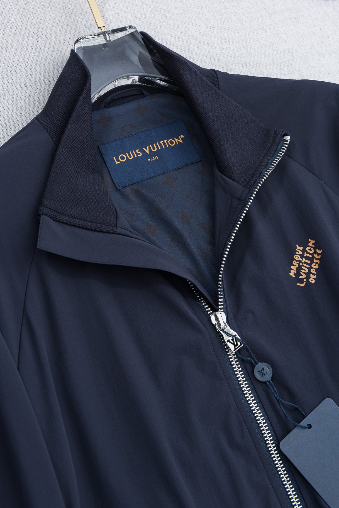 LV 2026新春最新出品，功能与时尚型兼具。时尚美观，防风效果更好，活动更加舒适自如。面料呈现出细密的