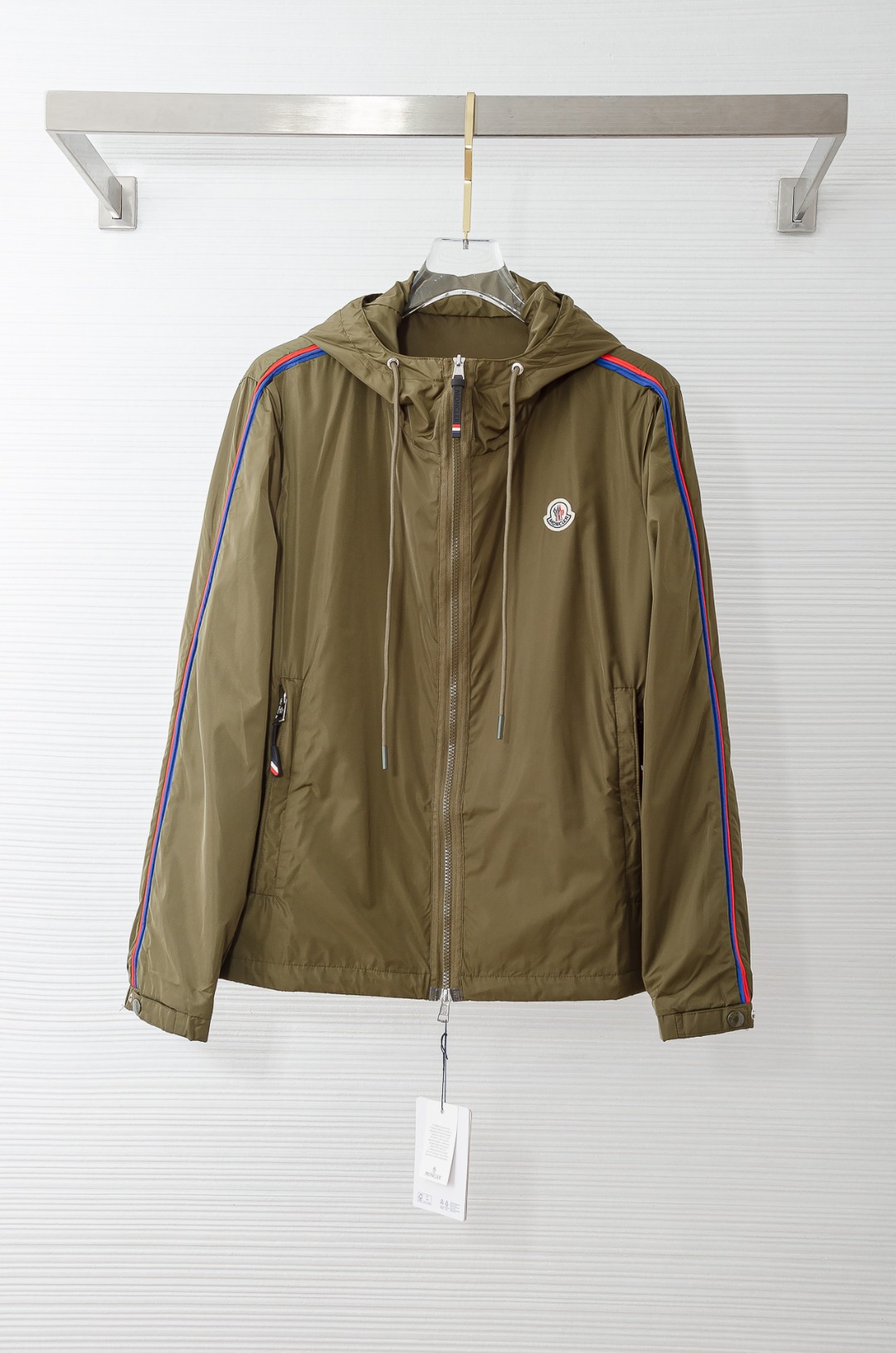 MONCLER蒙口2026新春最新出品，连帽防水夹克外套#同步官网发售！该款夹克外层超柔聚酯纤维防风防水