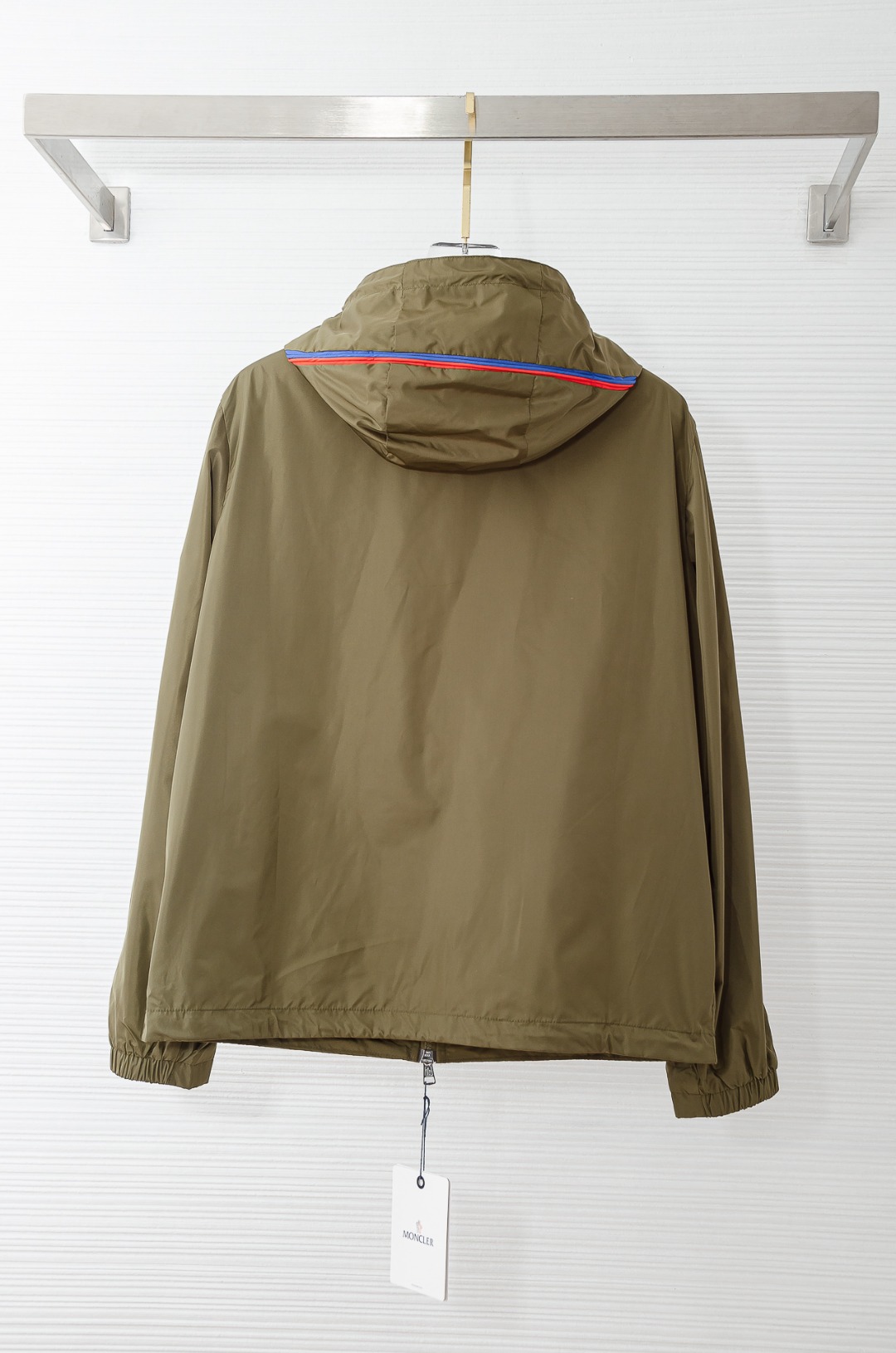 MONCLER蒙口2026新春最新出品，连帽防水夹克外套#同步官网发售！该款夹克外层超柔聚酯纤维防风防水