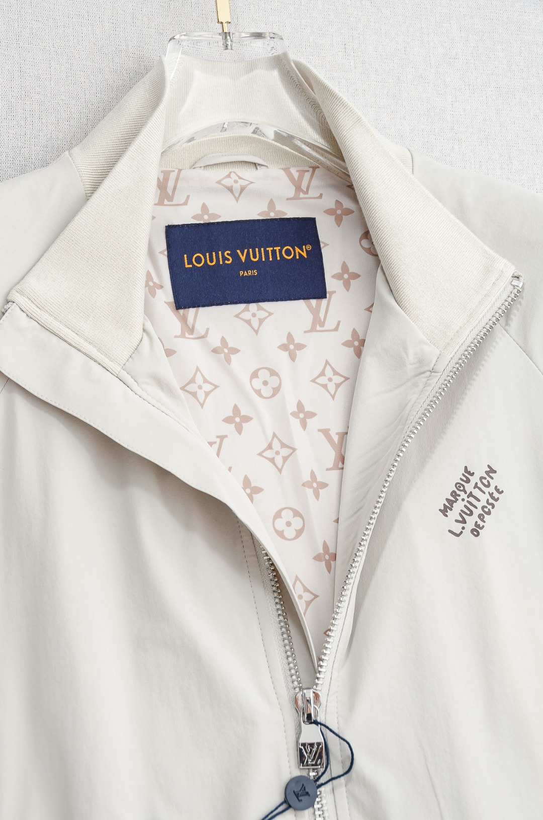 LV 2026新春最新出品，功能与时尚型兼具。时尚美观，防风效果更好，活动更加舒适自如。面料呈现出细密的