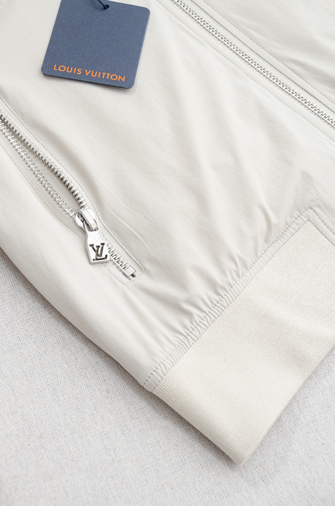LV 2026新春最新出品，功能与时尚型兼具。时尚美观，防风效果更好，活动更加舒适自如。面料呈现出细密的