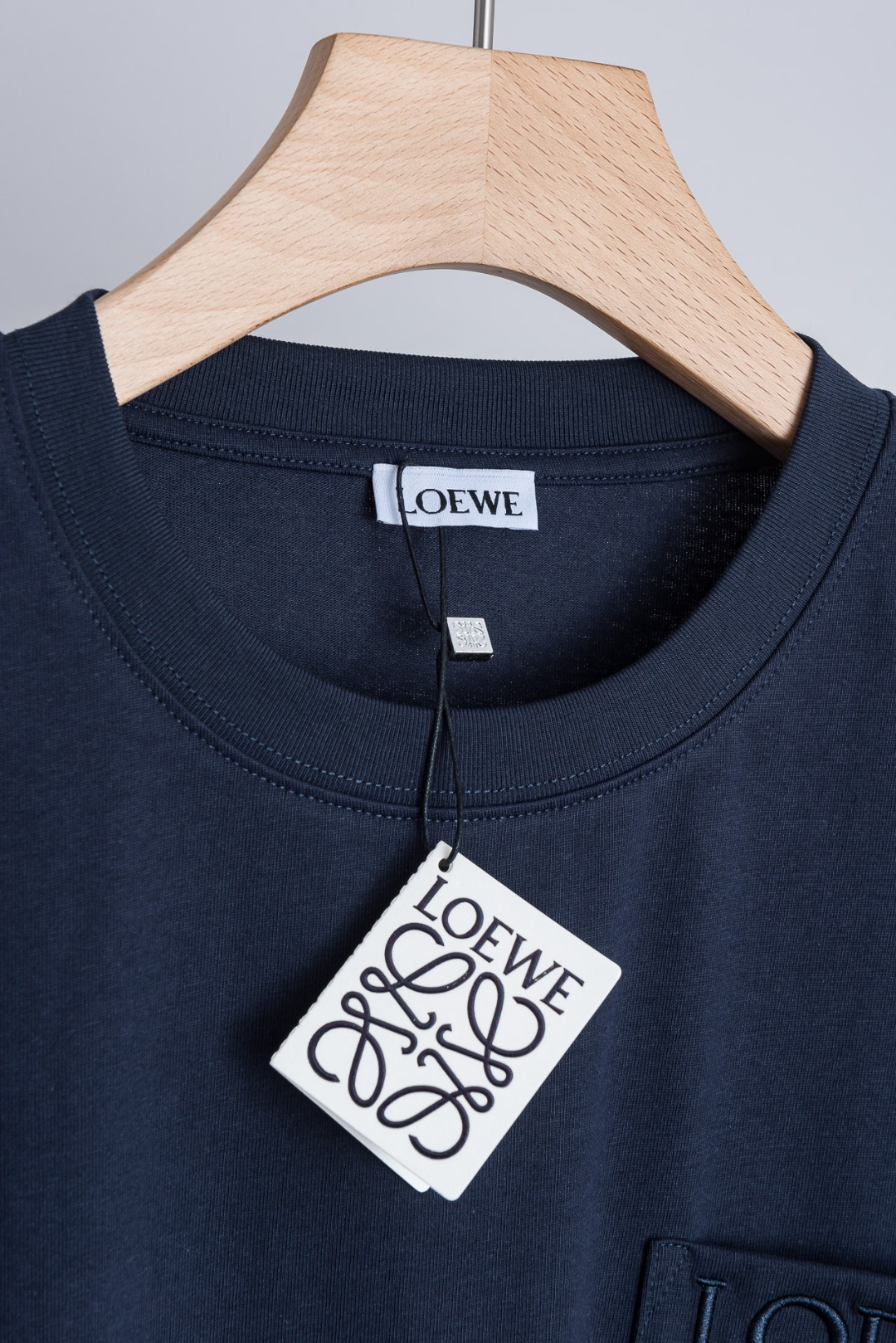 ☀️☀️LOEWE 罗意威2026SS时尚潮人必备男士休闲圆领短袖T恤衫#设计理念潮流前卫与尚可持续，选