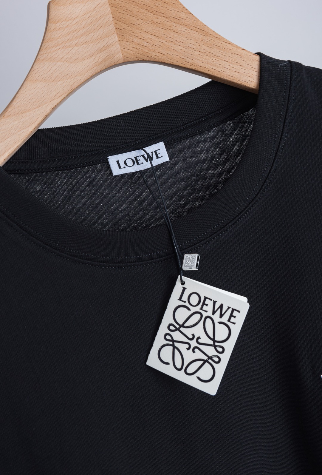 ☀️☀️LOEWE 罗意威2026SS时尚潮人必备男士休闲圆领短袖T恤衫#设计理念潮流前卫与尚可持续，选