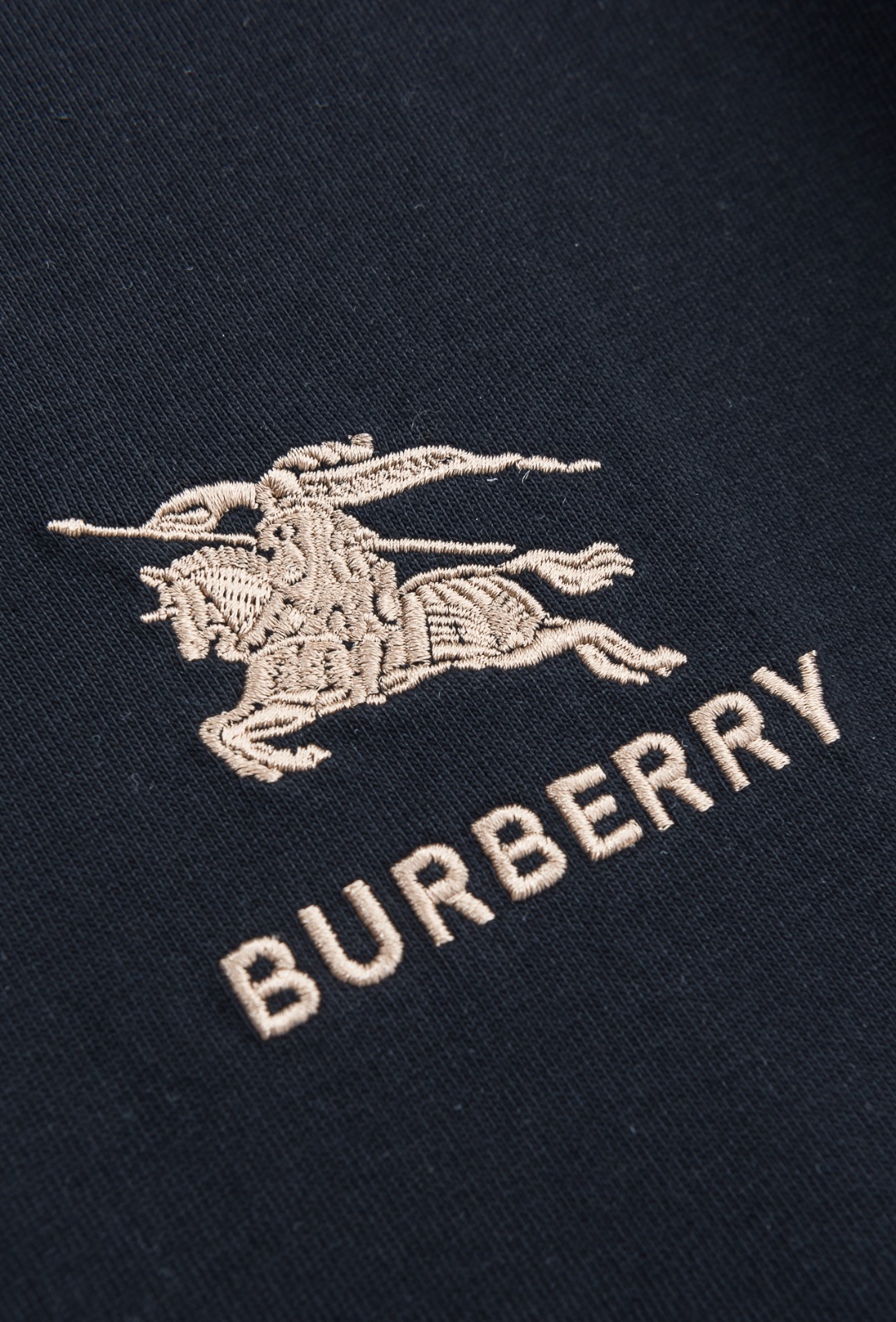 BURBE*RRY 巴宝*莉2026SS时尚潮人必备男士休闲圆领短袖T恤衫#设计理念潮流前卫与尚可持续，