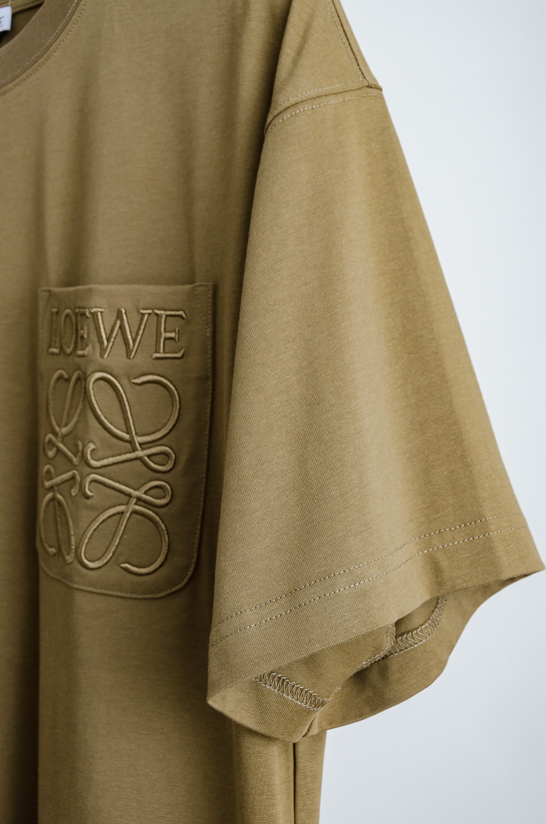☀️☀️LOEWE 罗意威2026SS时尚潮人必备男士休闲圆领短袖T恤衫#设计理念潮流前卫与尚可持续，选