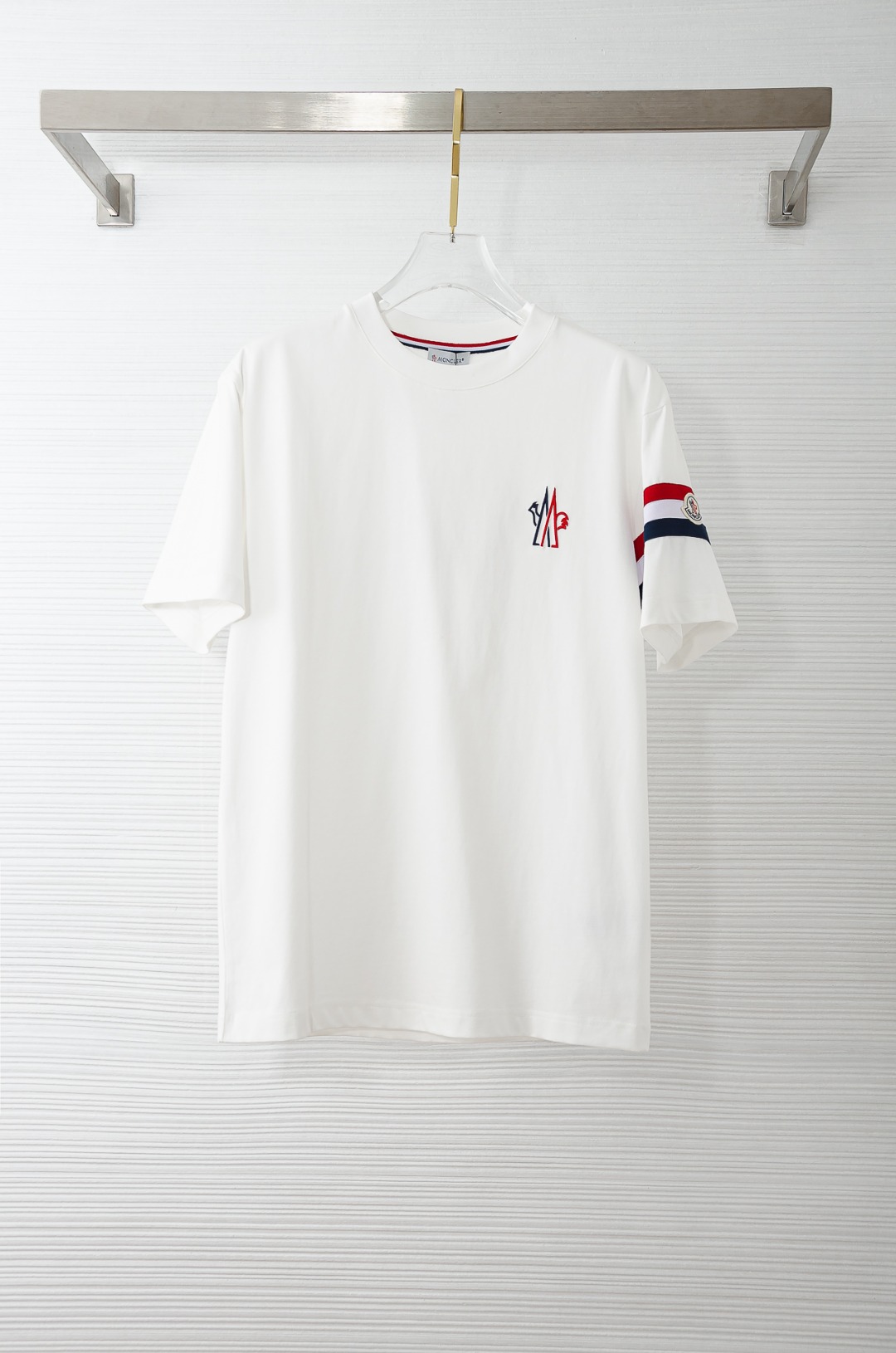 蒙/口MO*NCLER 2026SS时尚潮人必备男士休闲圆领短袖T恤衫#设计理念潮流前卫与尚可持续，选用