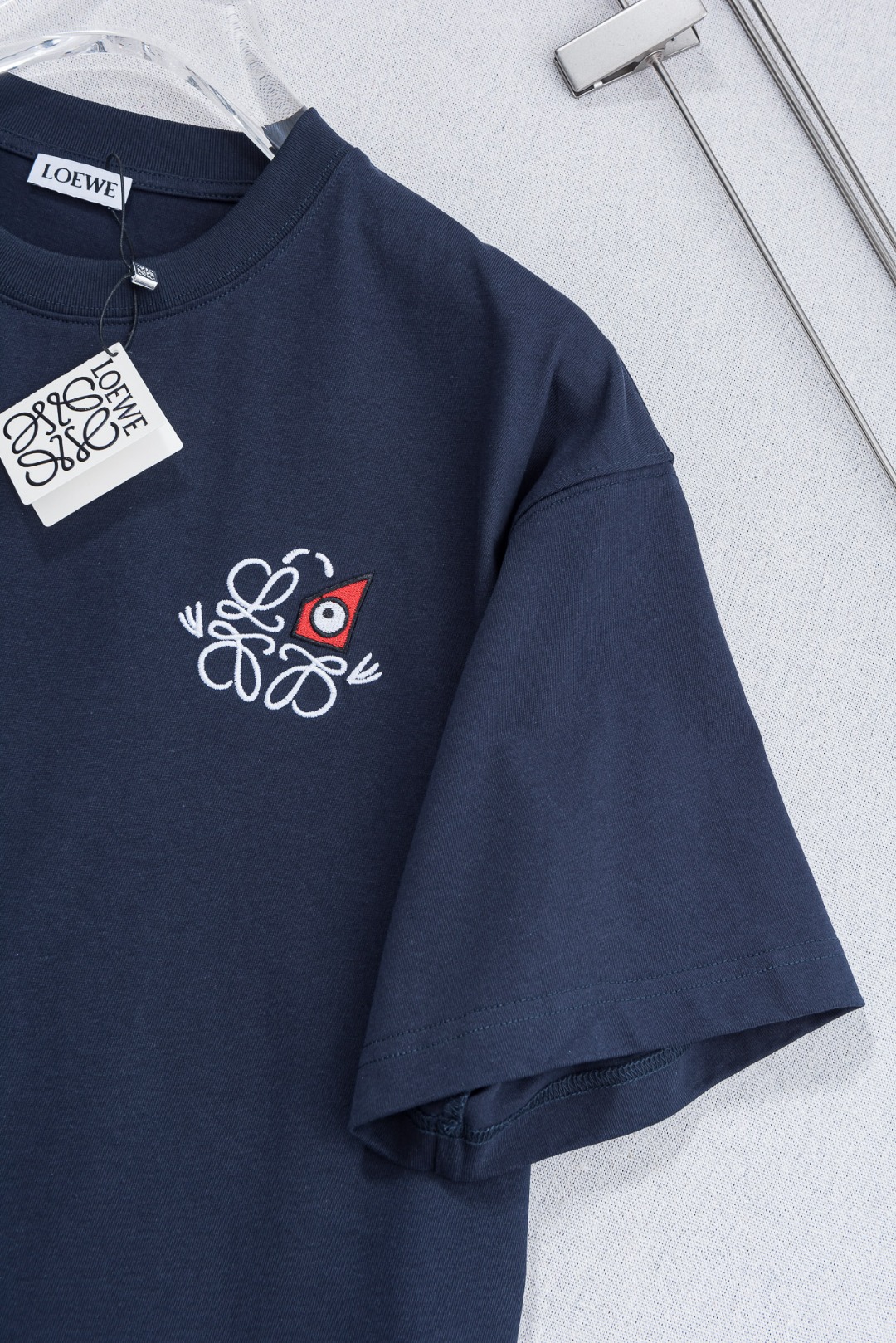 LOEWE 罗意威2026SS时尚潮人必备男士休闲圆领短袖T恤衫#设计理念潮流前卫与尚可持续，选用客供进