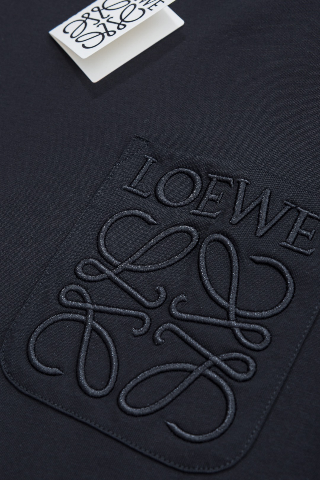 LOEWE 罗意威2026SS时尚潮人必备男士休闲圆领短袖T恤衫#设计理念潮流前卫与尚可持续，选用客供进