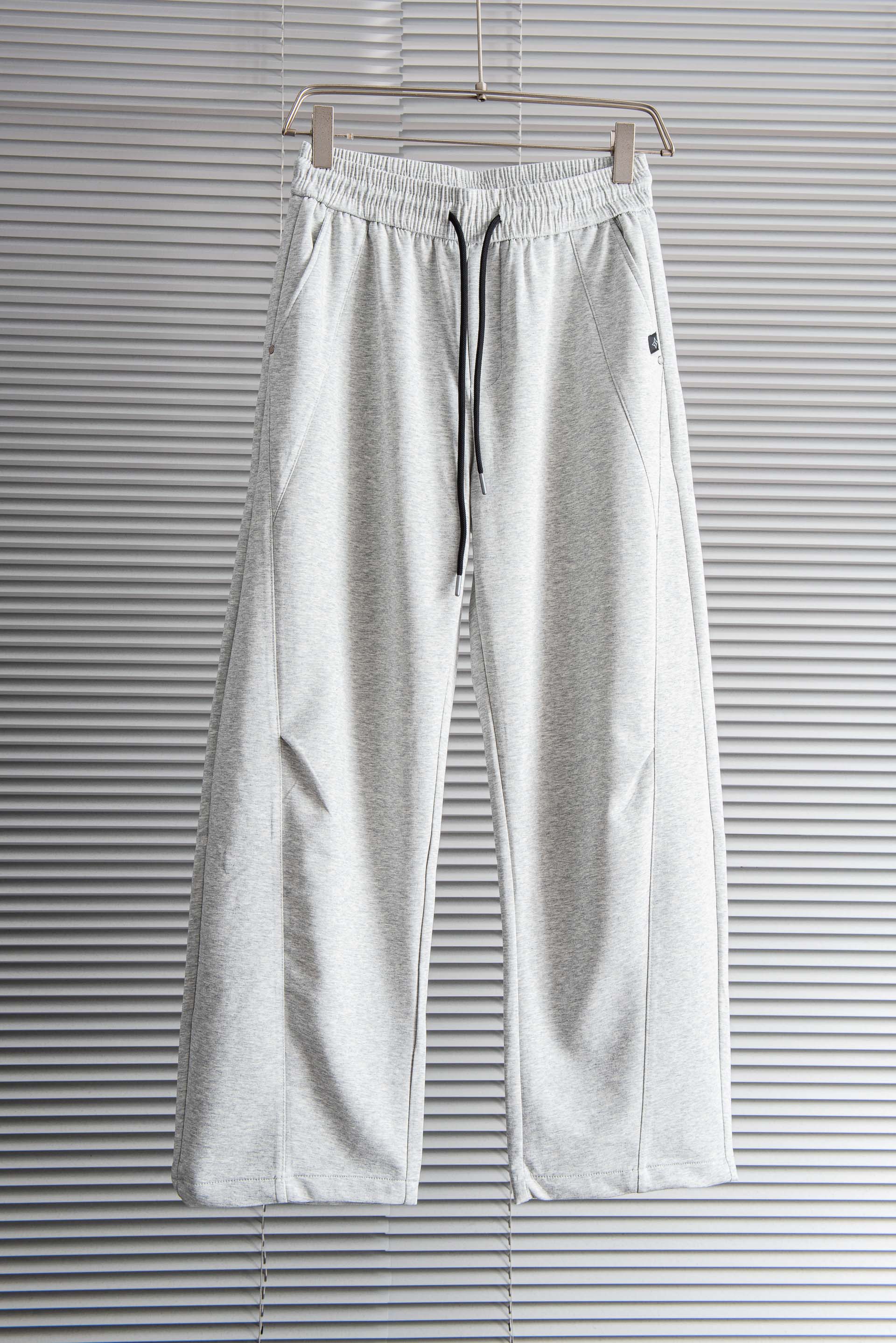 LV 2026SS最新出品宽松裤脚休闲裤#休闲百搭的一款 上身很舒适 弹力收腰抽绳，阔腿设计，松弛又率性