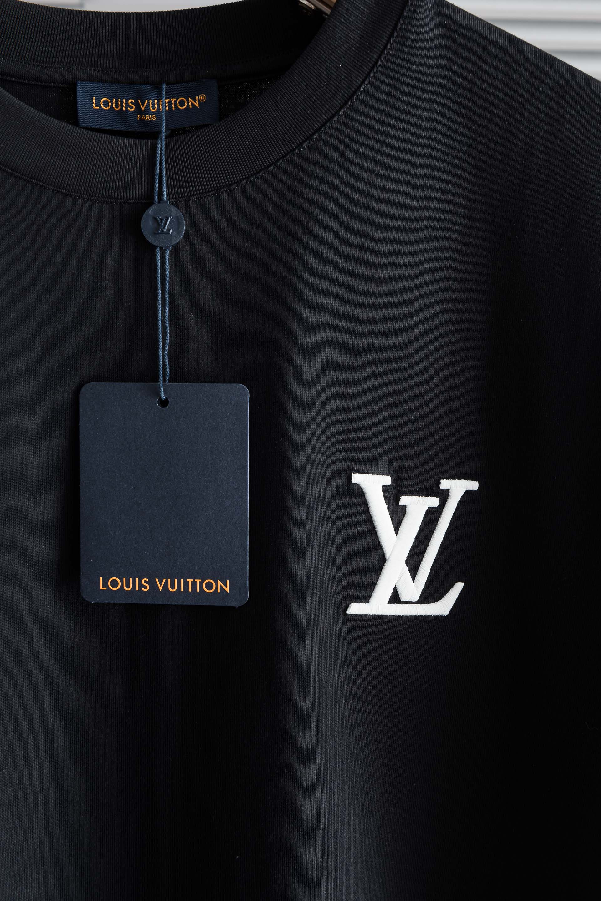LV 2026SS时尚潮人必备男士休闲圆领短袖T恤衫#设计理念潮流前卫与尚可持续，选用客供进口100%棉