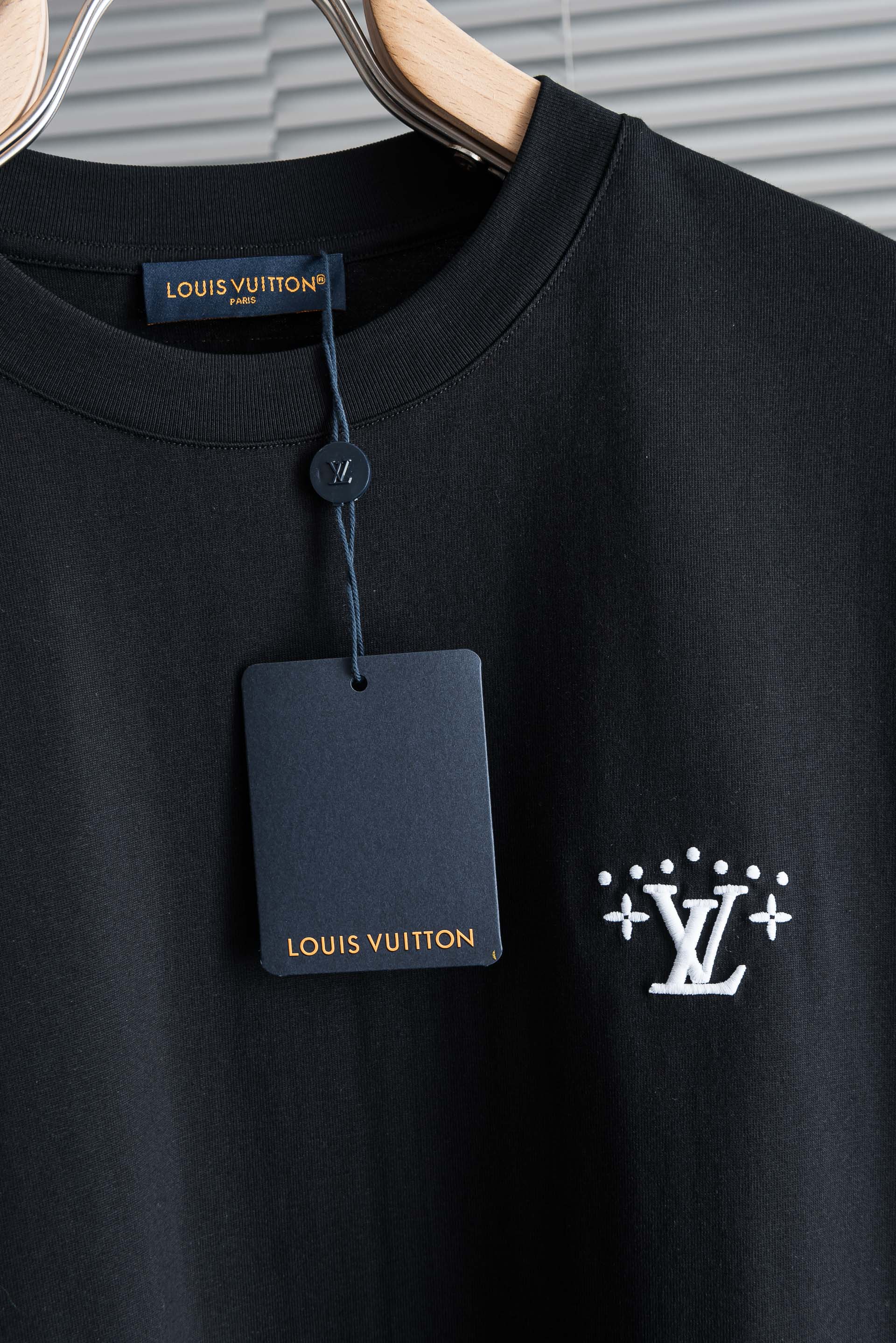 LV 2026SS时尚潮人必备男士休闲圆领短袖T恤衫#设计理念潮流前卫与尚可持续，选用客供进口100%棉