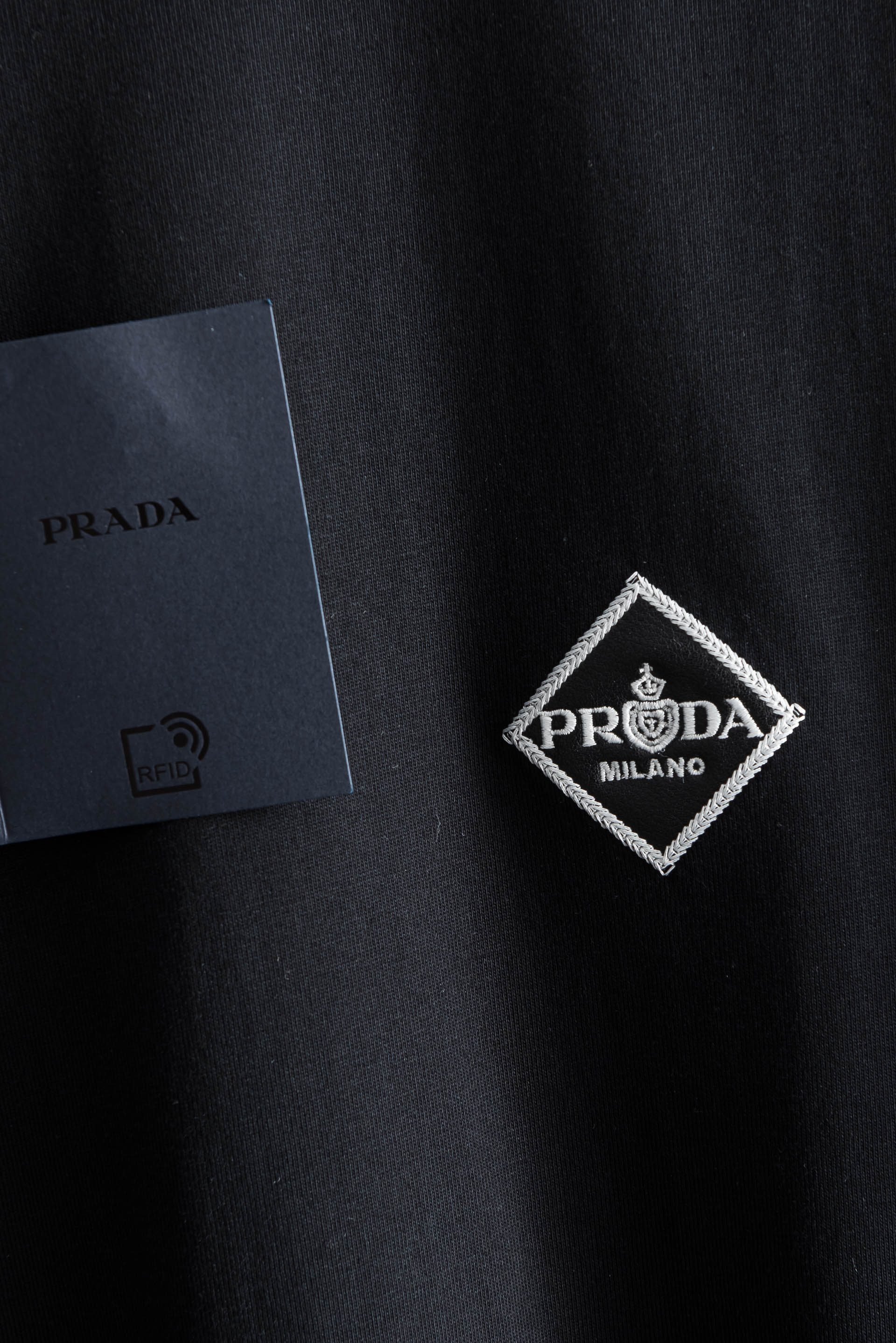 Prad*a普拉#达2026SS时尚潮人必备男士休闲圆领短袖T恤衫#设计理念潮流前卫与尚可持续，选用客供