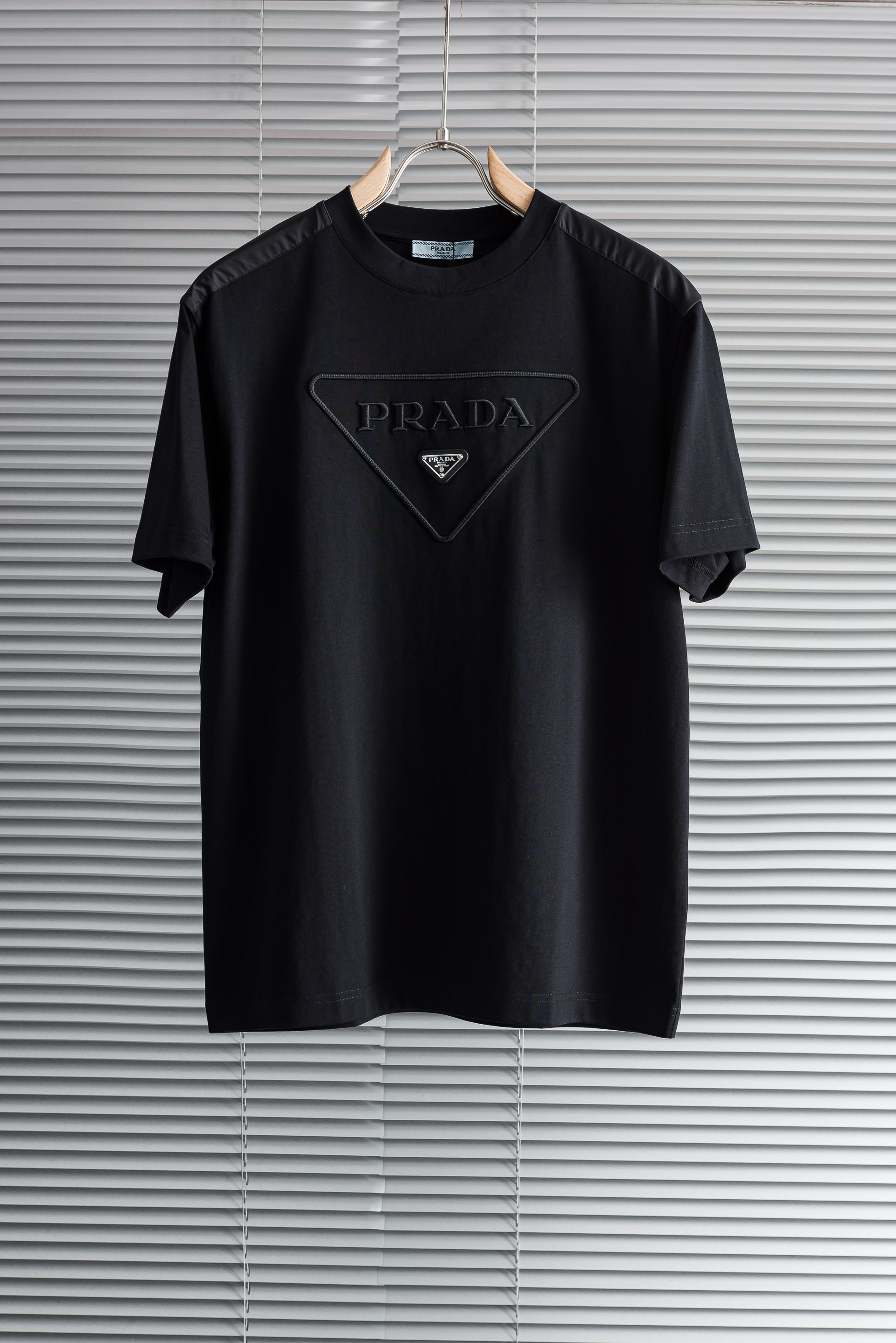 Prad*a普拉#达2026SS时尚潮人必备男士休闲圆领短袖T恤衫#设计理念潮流前卫与尚可持续，选用客供