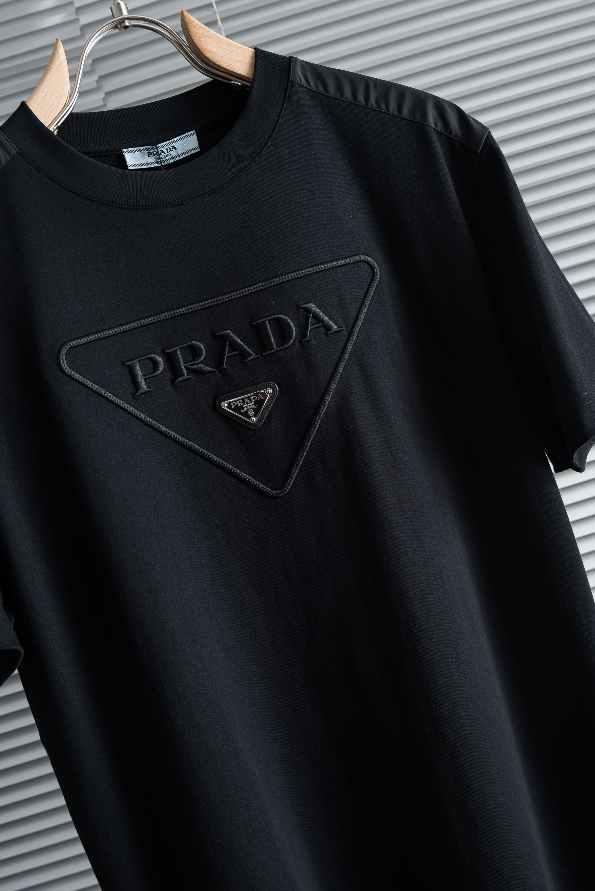Prad*a普拉#达2026SS时尚潮人必备男士休闲圆领短袖T恤衫#设计理念潮流前卫与尚可持续，选用客供