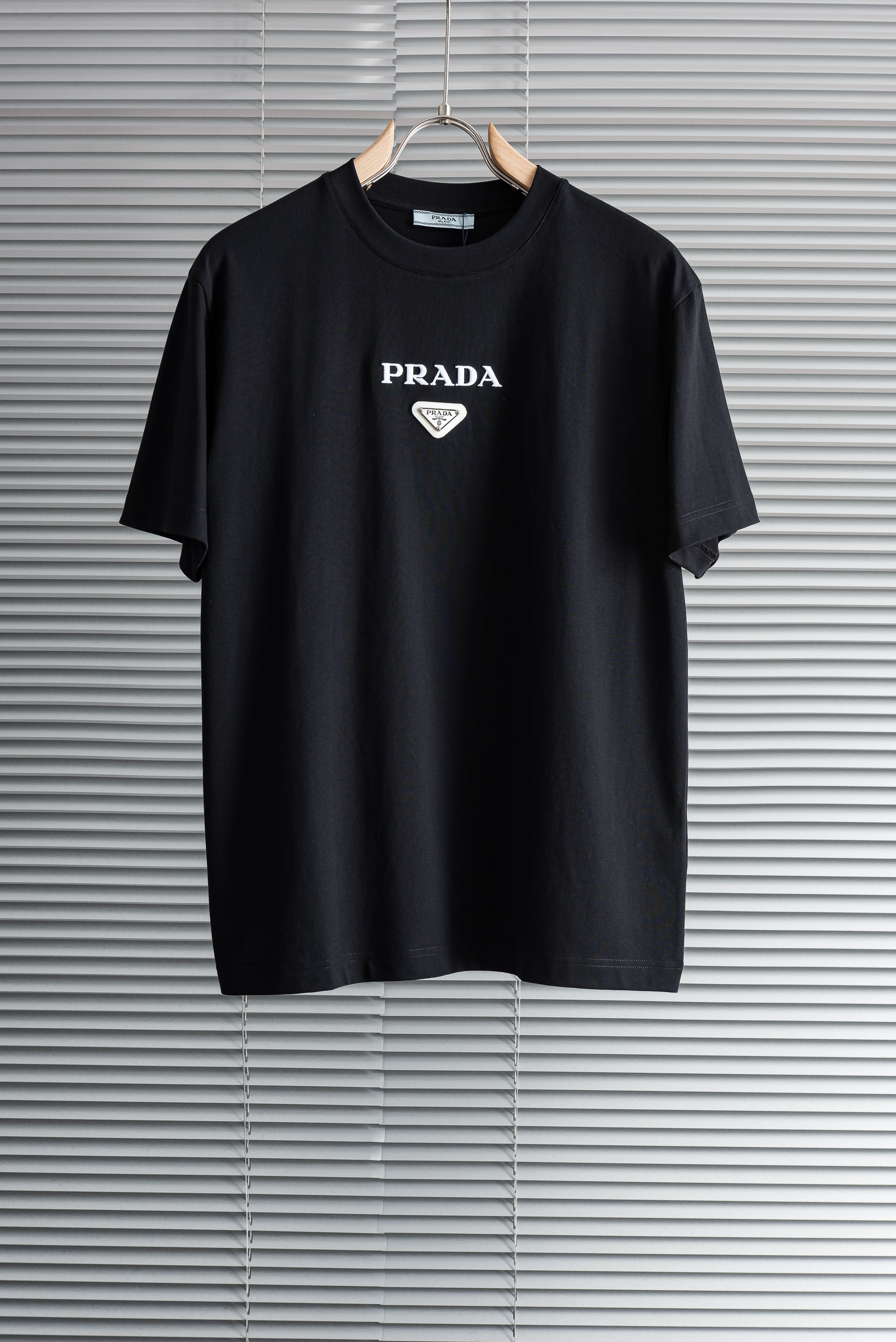 Prad*a普拉#达2026SS时尚潮人必备男士休闲圆领短袖T恤衫#设计理念潮流前卫与尚可持续，选用客供