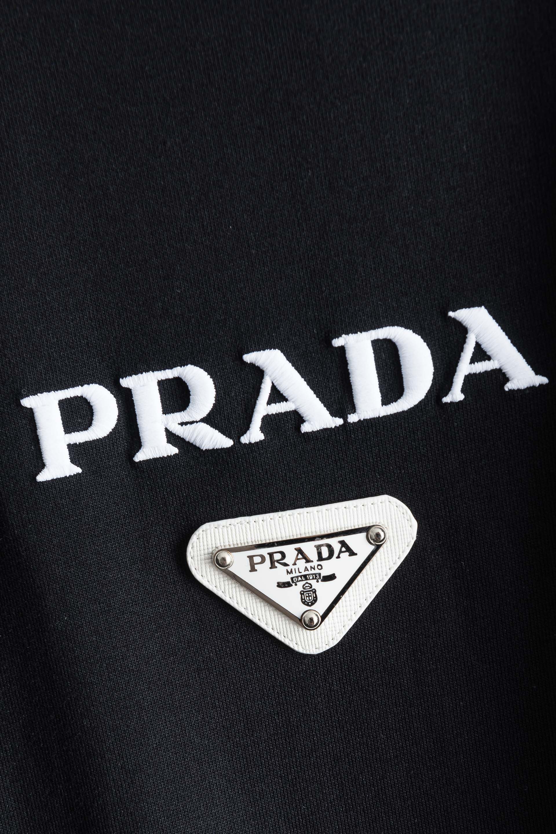 Prad*a普拉#达2026SS时尚潮人必备男士休闲圆领短袖T恤衫#设计理念潮流前卫与尚可持续，选用客供
