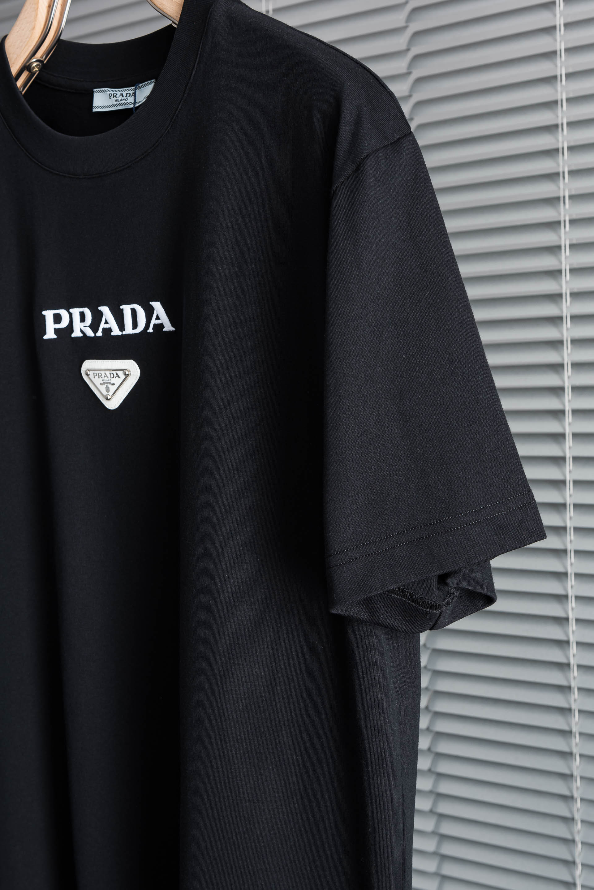 Prad*a普拉#达2026SS时尚潮人必备男士休闲圆领短袖T恤衫#设计理念潮流前卫与尚可持续，选用客供