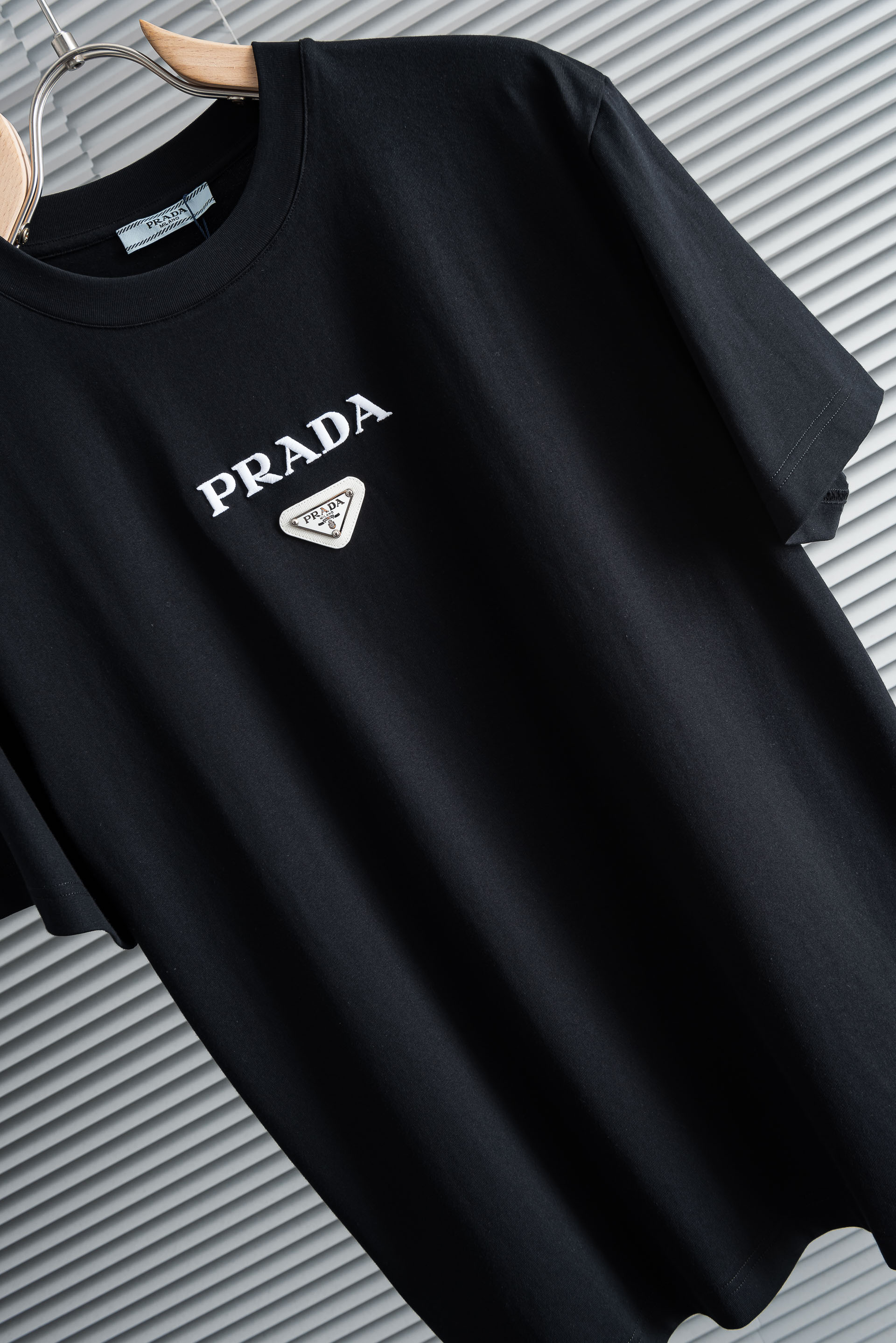 Prad*a普拉#达2026SS时尚潮人必备男士休闲圆领短袖T恤衫#设计理念潮流前卫与尚可持续，选用客供