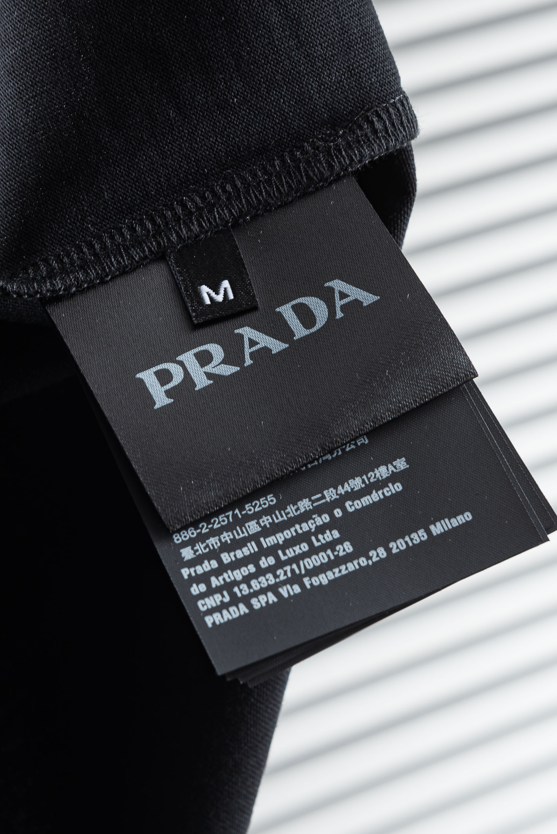 Prad*a普拉#达2026SS时尚潮人必备男士休闲圆领短袖T恤衫#设计理念潮流前卫与尚可持续，选用客供