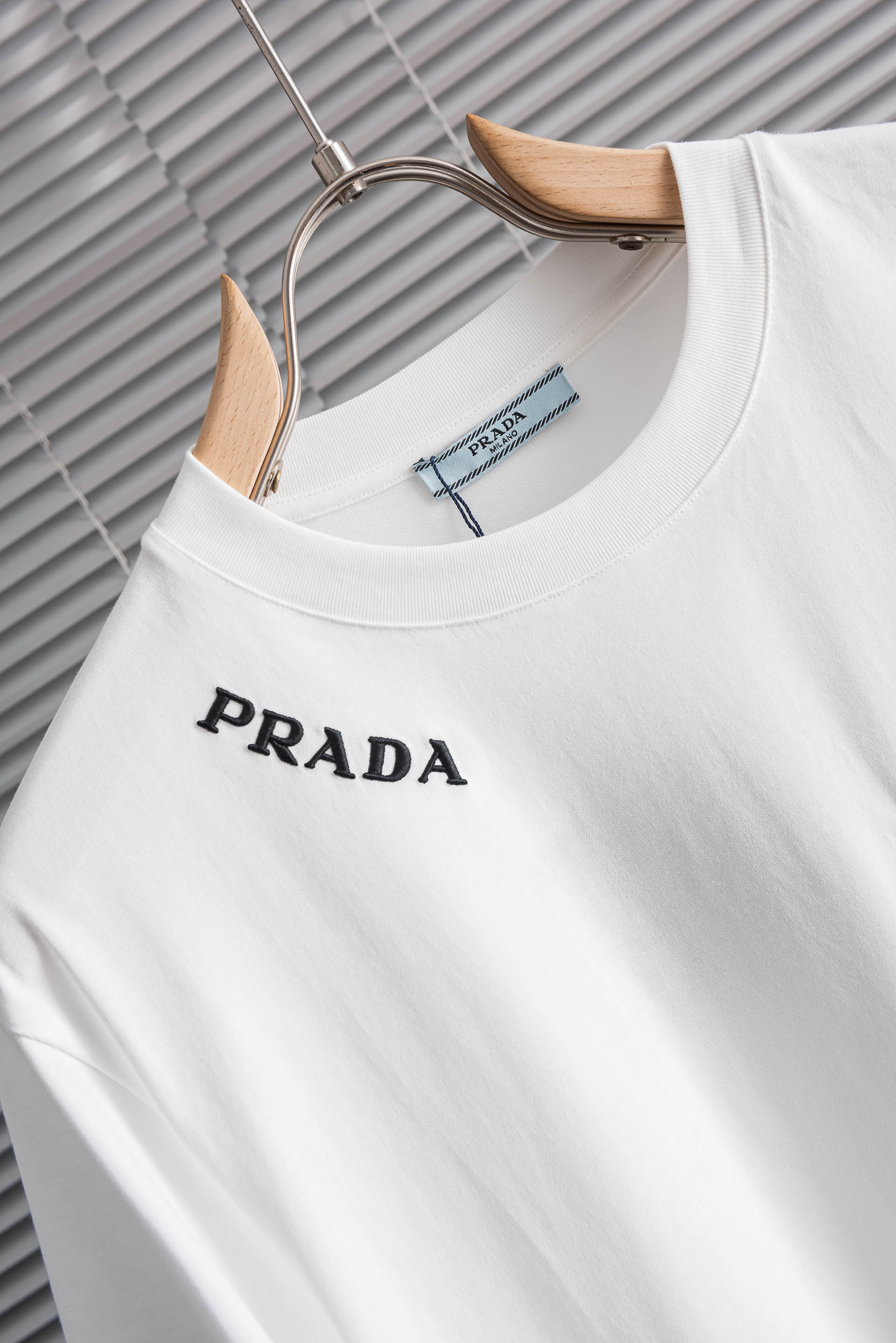 Prad*a普拉#达2026SS时尚潮人必备男士休闲圆领短袖T恤衫#设计理念潮流前卫与尚可持续，选用客供