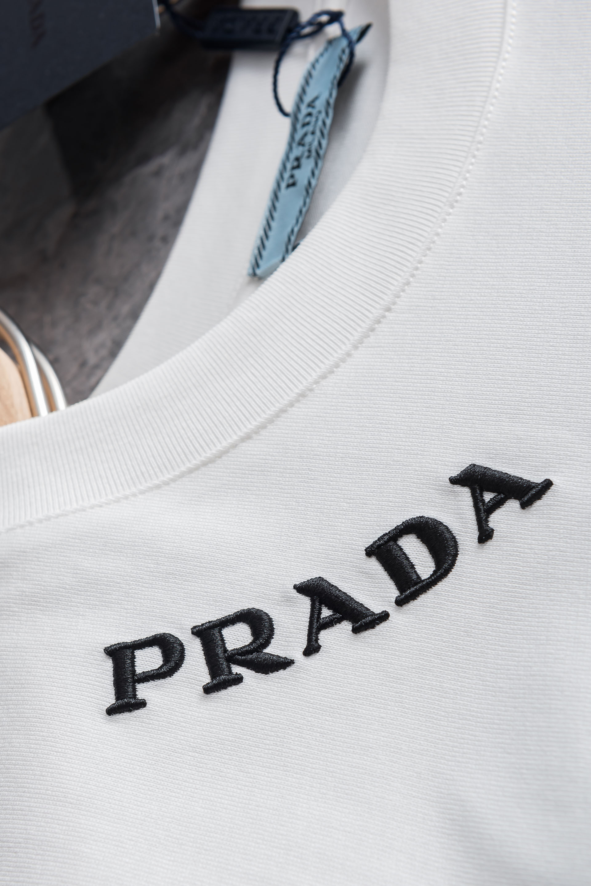 Prad*a普拉#达2026SS时尚潮人必备男士休闲圆领短袖T恤衫#设计理念潮流前卫与尚可持续，选用客供