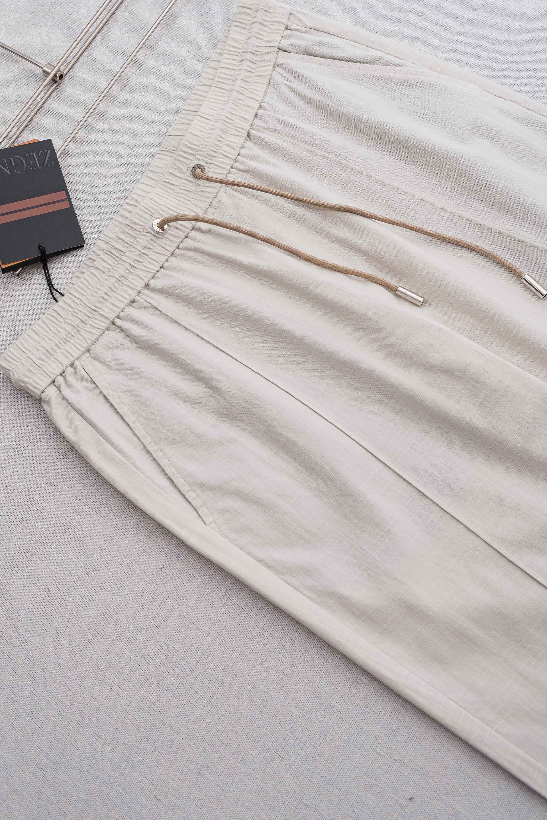Zegna 杰尼亚2026高奢天丝亚麻面料即保留亚麻的天然质地又融入了天丝的柔软和光泽感弹力搭配抽绳松紧腰宽松直筒廓形裁 Zegna 杰尼亚2026高奢天丝亚麻面料即保留亚麻的天然质地又融入了天丝的柔软和光泽感弹力搭配抽绳松紧腰宽松直筒廓形裁