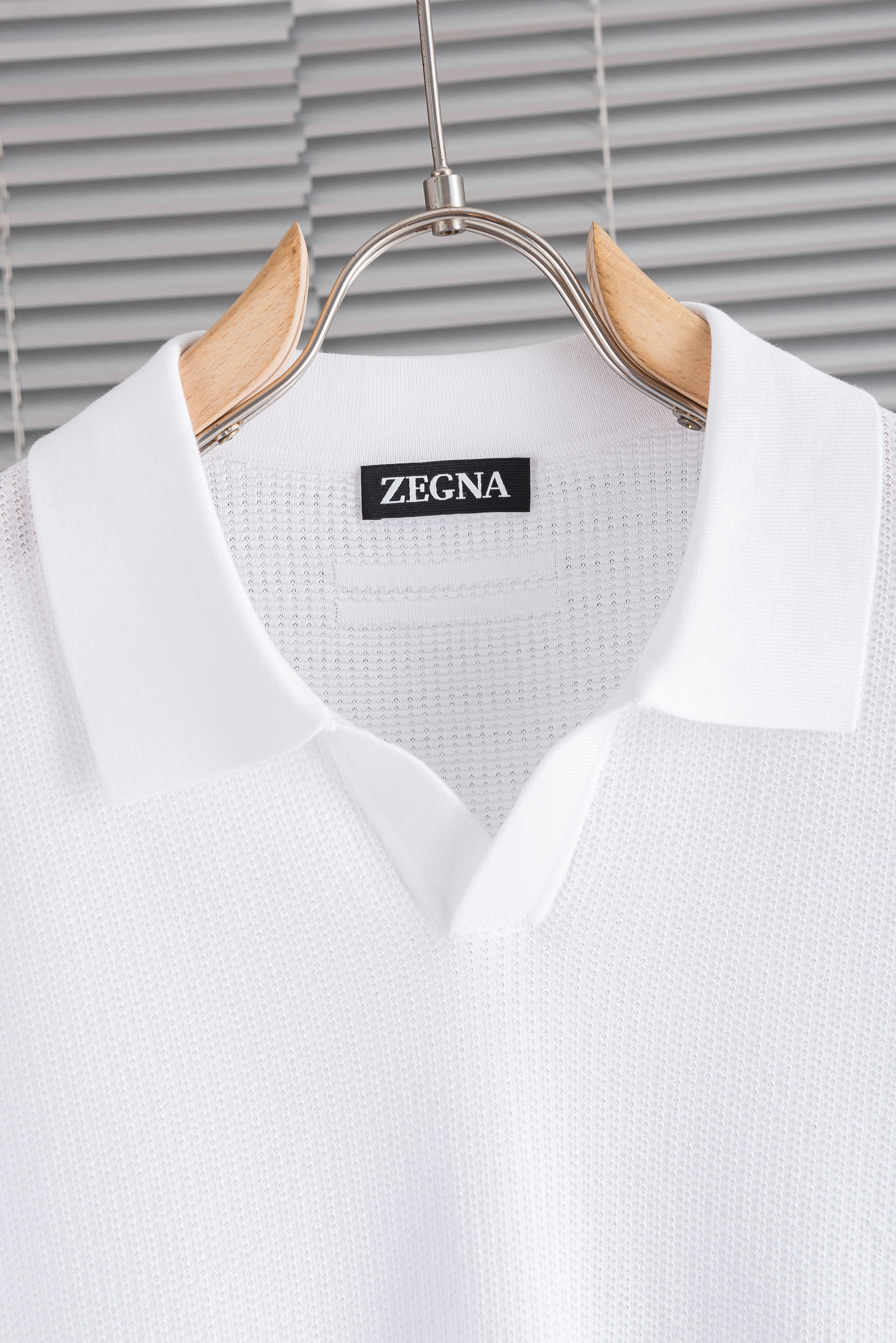 杰尼亚zegna2026春夏新款 桑蚕丝混纺男士针织海鸥领无扣V型翻领 短袖衫！采用5.5%蚕丝+65.