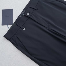 普拉#达Pr*ada26ss春夏轻奢时尚定制休闲西裤,简洁干练的风格,精致卓越的品质男装,每款的设计点跟 普拉#达Pr*ada26ss春夏轻奢时尚定制休闲西裤,简洁干练的风格,精致卓越的品质男装,每款的设计点跟