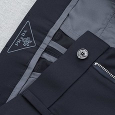 普拉#达Pr*ada26ss春夏轻奢时尚定制休闲西裤,简洁干练的风格,精致卓越的品质男装,每款的设计点跟 普拉#达Pr*ada26ss春夏轻奢时尚定制休闲西裤,简洁干练的风格,精致卓越的品质男装,每款的设计点跟