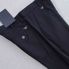 普拉#达Pr*ada26ss春夏轻奢时尚定制休闲西裤,简洁干练的风格,精致卓越的品质男装,每款的设计点跟 普拉#达Pr*ada26ss春夏轻奢时尚定制休闲西裤,简洁干练的风格,精致卓越的品质男装,每款的设计点跟