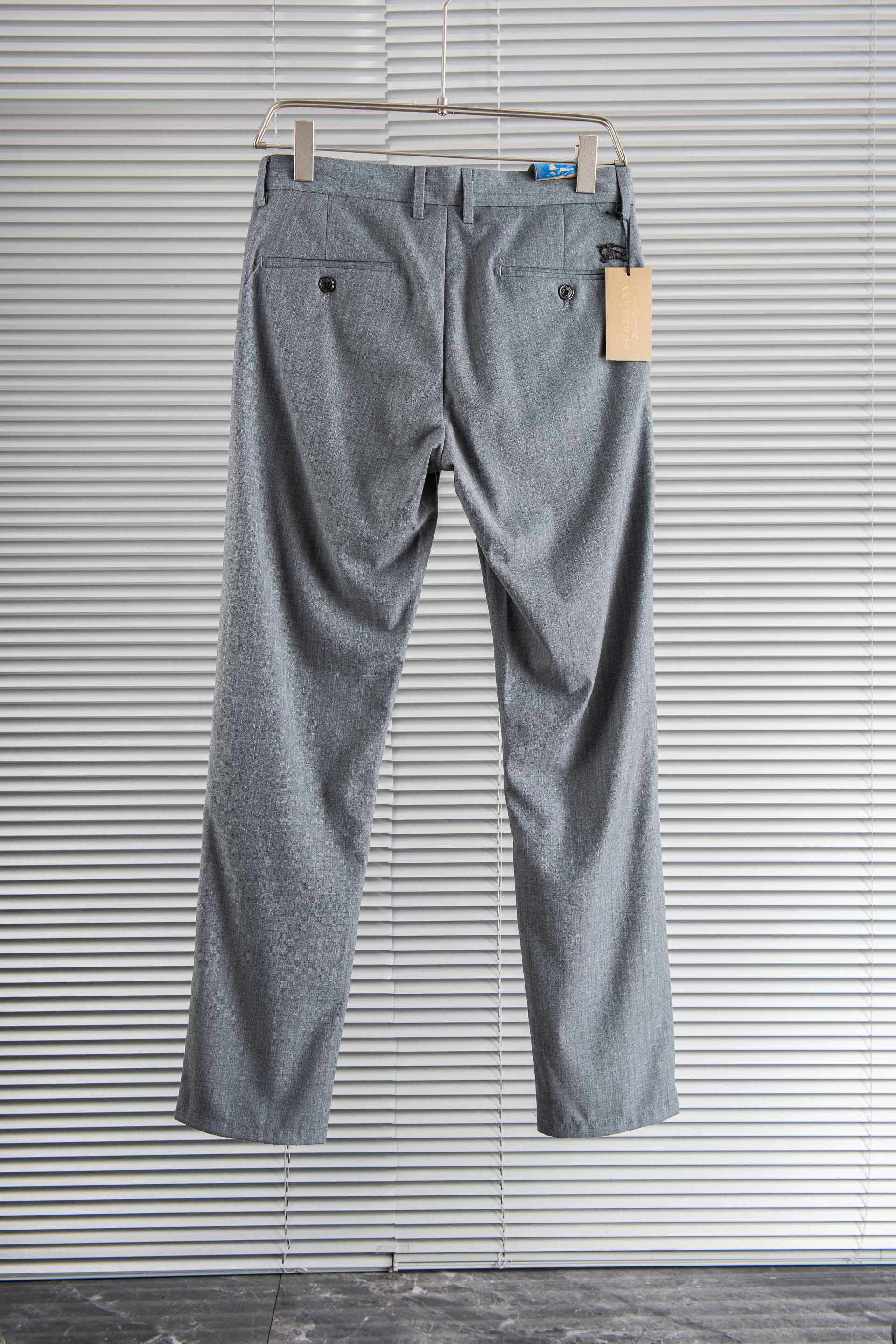 BURBE* RRY 巴宝# 莉26ss春夏轻奢时尚定制休闲西裤,简洁干练的风格,精致卓越的品质男装,每 BURBE* RRY 巴宝# 莉26ss春夏轻奢时尚定制休闲西裤,简洁干练的风格,精致卓越的品质男装,每