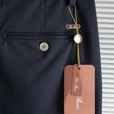 Loro Piana26ss春夏轻奢时尚定制休闲西裤,简洁干练的风格,精致卓越的品质男装,每款的设计点跟 Loro Piana26ss春夏轻奢时尚定制休闲西裤,简洁干练的风格,精致卓越的品质男装,每款的设计点跟