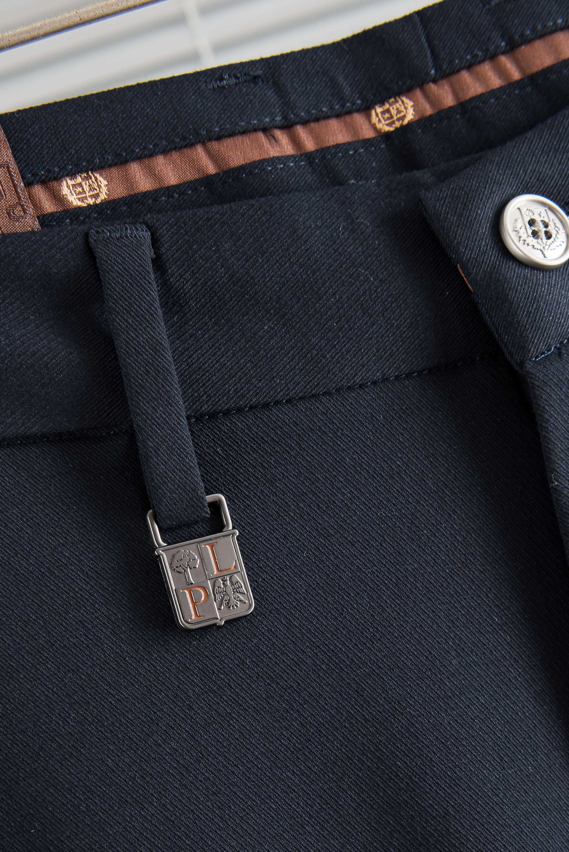 Loro Piana26ss春夏轻奢时尚定制休闲西裤,简洁干练的风格,精致卓越的品质男装,每款的设计点跟 Loro Piana26ss春夏轻奢时尚定制休闲西裤,简洁干练的风格,精致卓越的品质男装,每款的设计点跟
