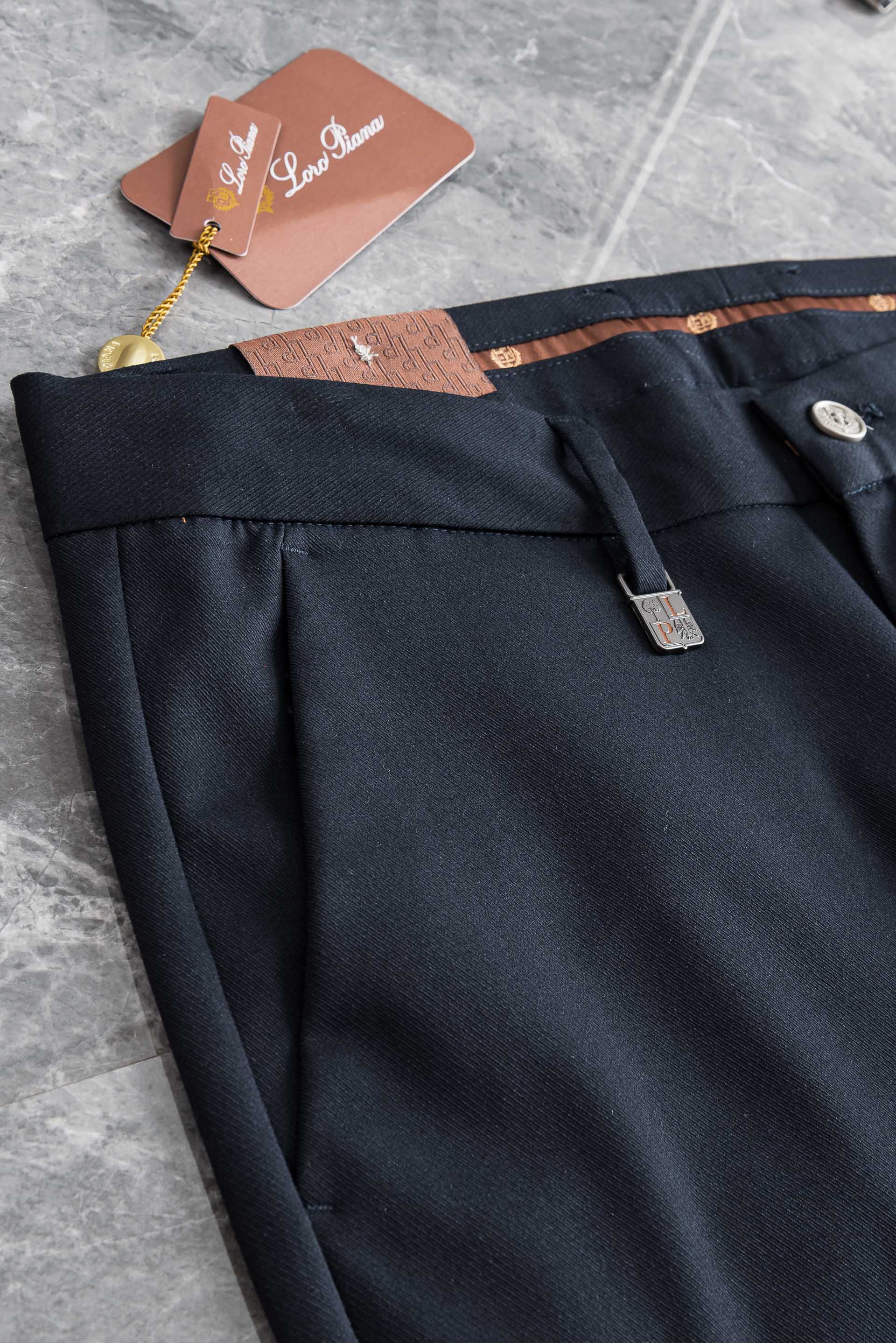 Loro Piana26ss春夏轻奢时尚定制休闲西裤,简洁干练的风格,精致卓越的品质男装,每款的设计点跟 Loro Piana26ss春夏轻奢时尚定制休闲西裤,简洁干练的风格,精致卓越的品质男装,每款的设计点跟