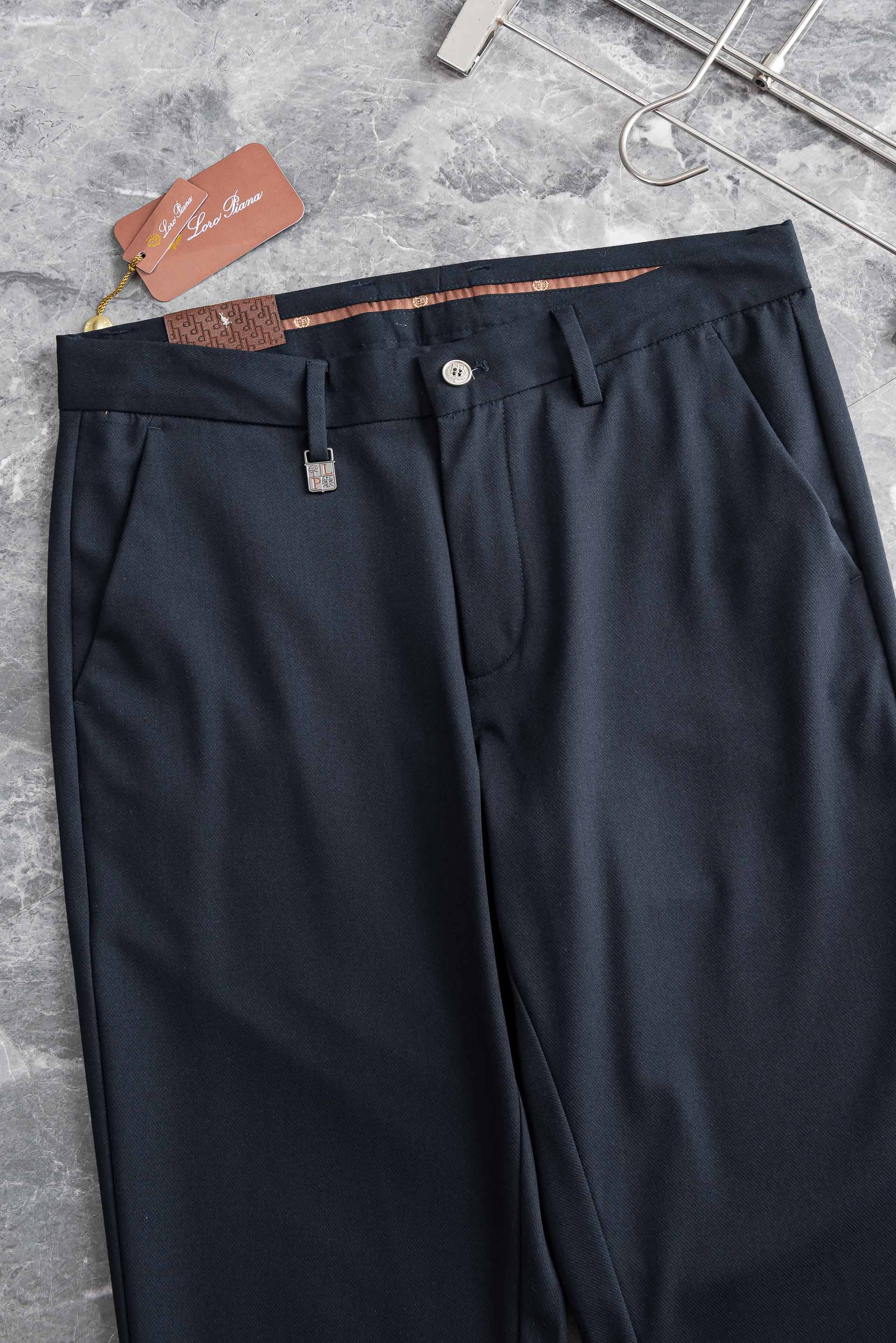 Loro Piana26ss春夏轻奢时尚定制休闲西裤,简洁干练的风格,精致卓越的品质男装,每款的设计点跟 Loro Piana26ss春夏轻奢时尚定制休闲西裤,简洁干练的风格,精致卓越的品质男装,每款的设计点跟