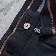 Loro Piana26ss春夏轻奢时尚定制休闲西裤,简洁干练的风格,精致卓越的品质男装,每款的设计点跟 Loro Piana26ss春夏轻奢时尚定制休闲西裤,简洁干练的风格,精致卓越的品质男装,每款的设计点跟
